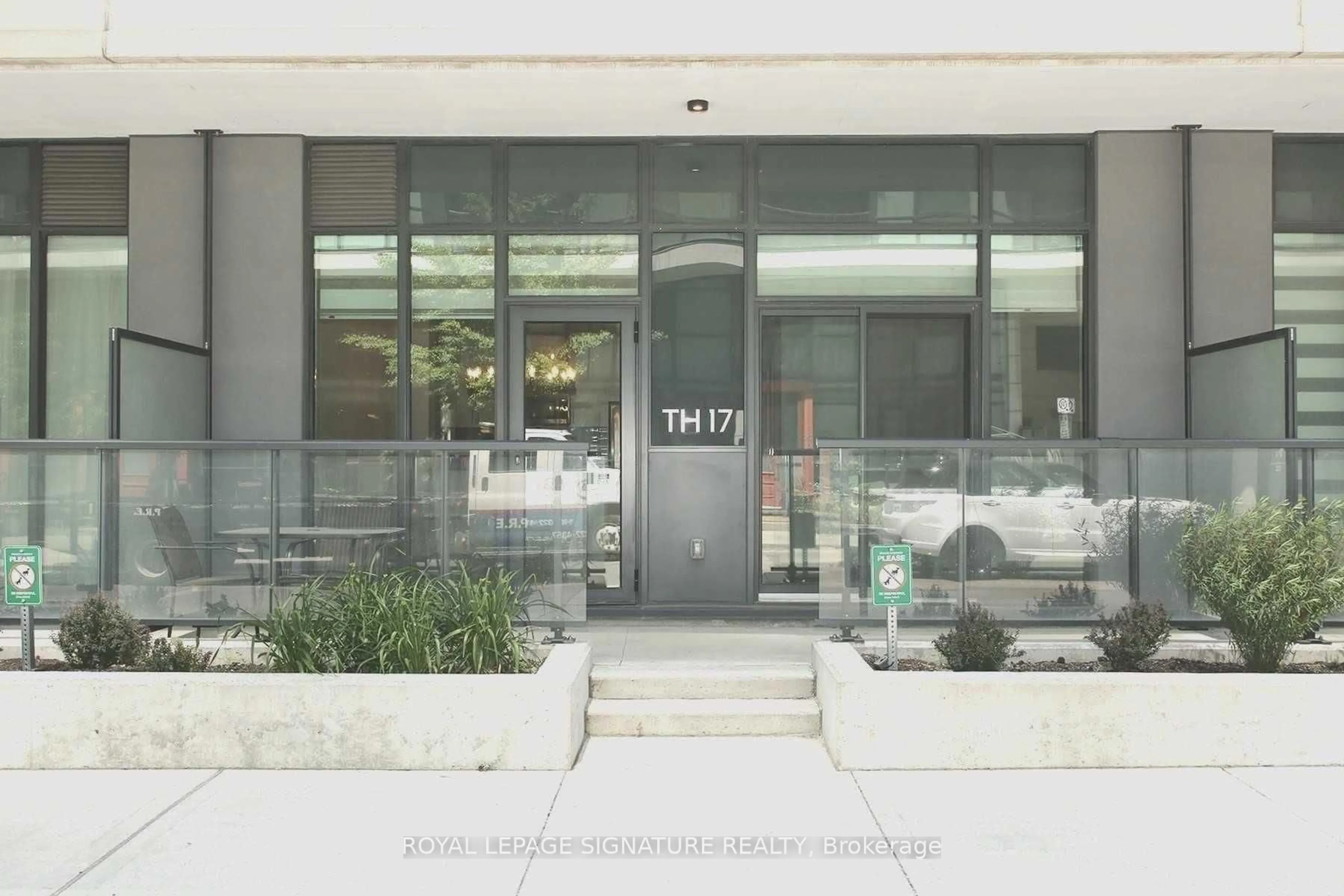 Indoor foyer for 4055 Parkside Village Dr #TH-17, Mississauga Ontario L5B 0K8