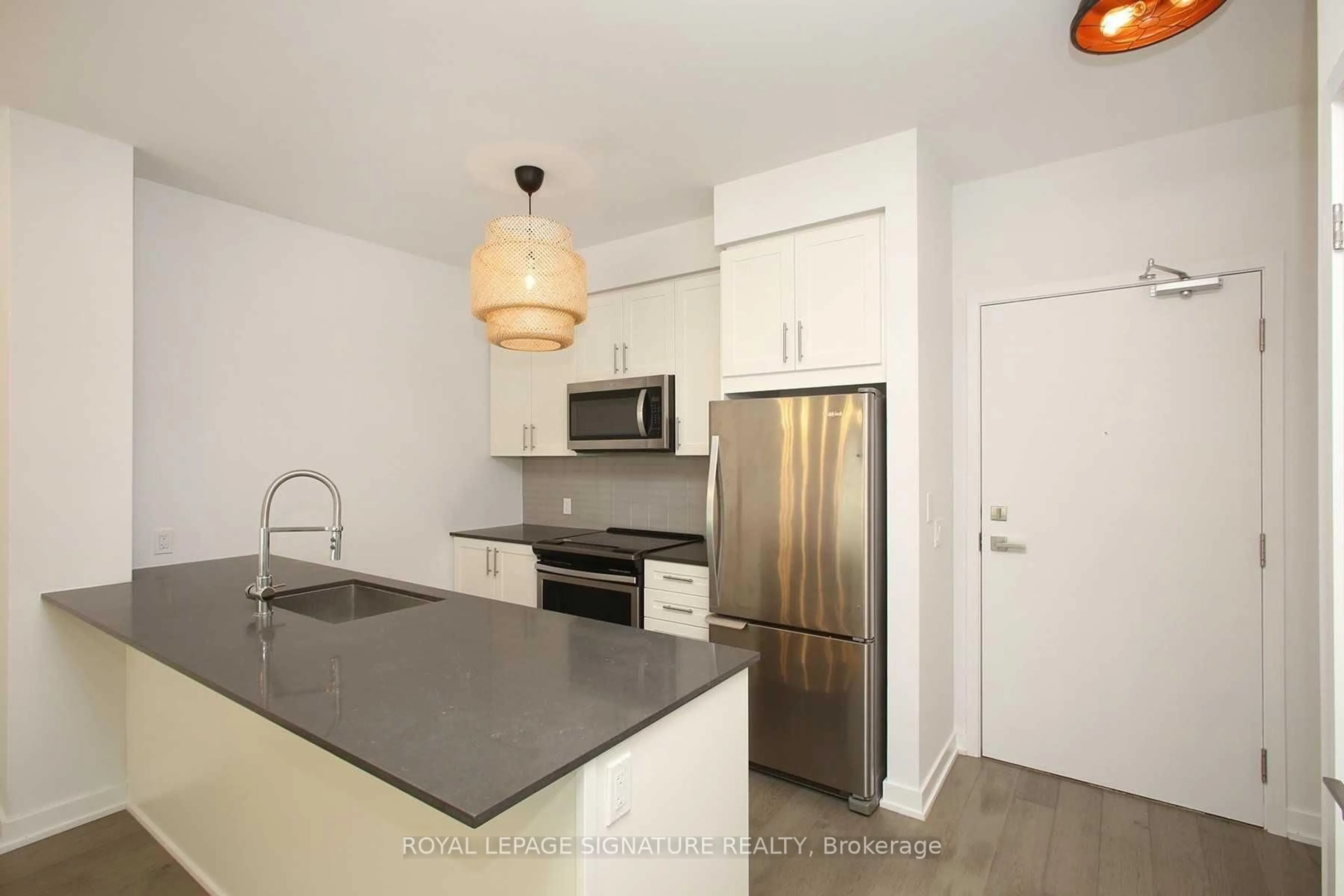 Standard kitchen, unknown for 4055 Parkside Village Dr #TH-17, Mississauga Ontario L5B 0K8
