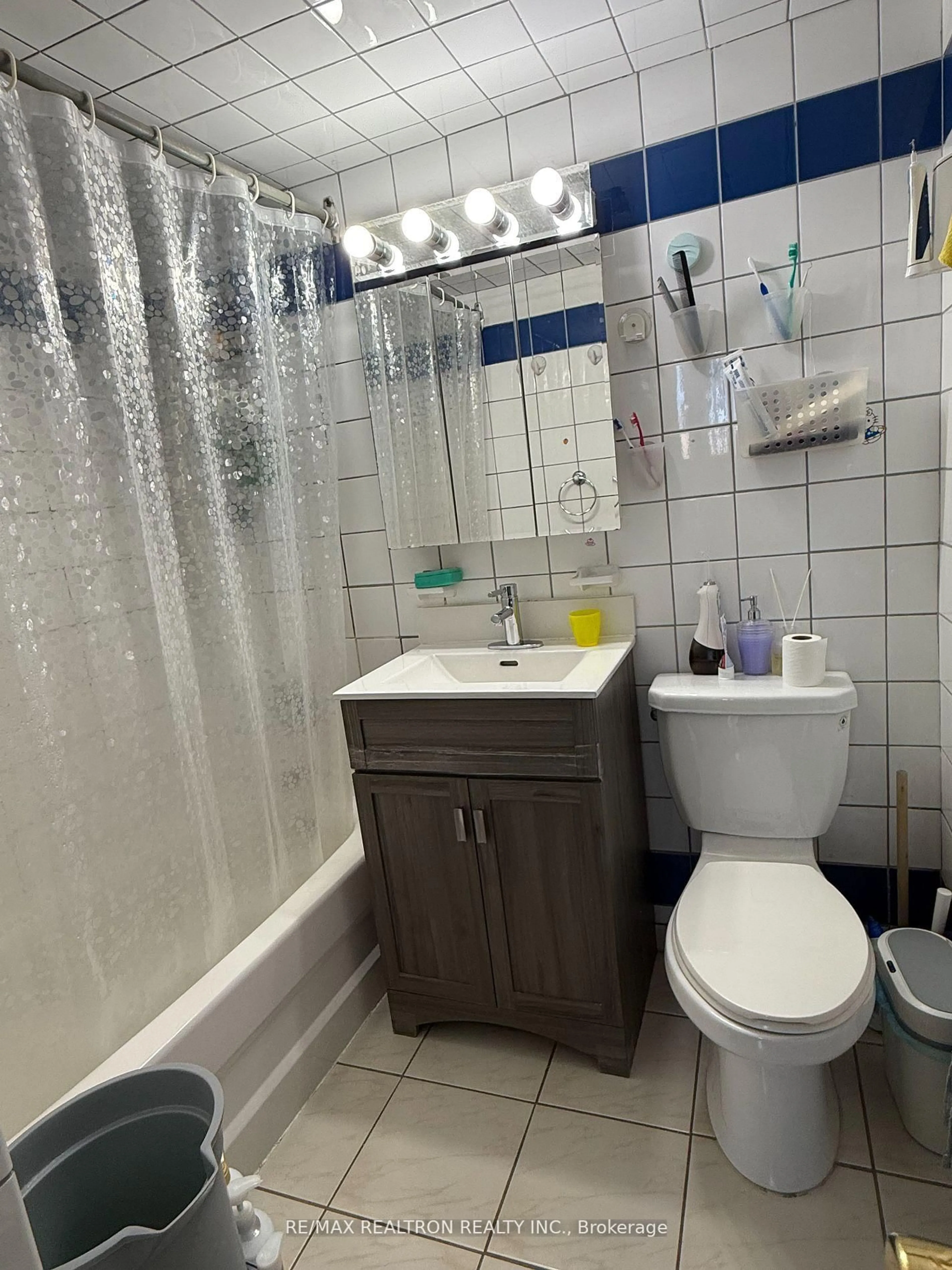 Standard bathroom, unknown for 200 Lotherton Ptwy #301, Toronto Ontario M6B 2G8