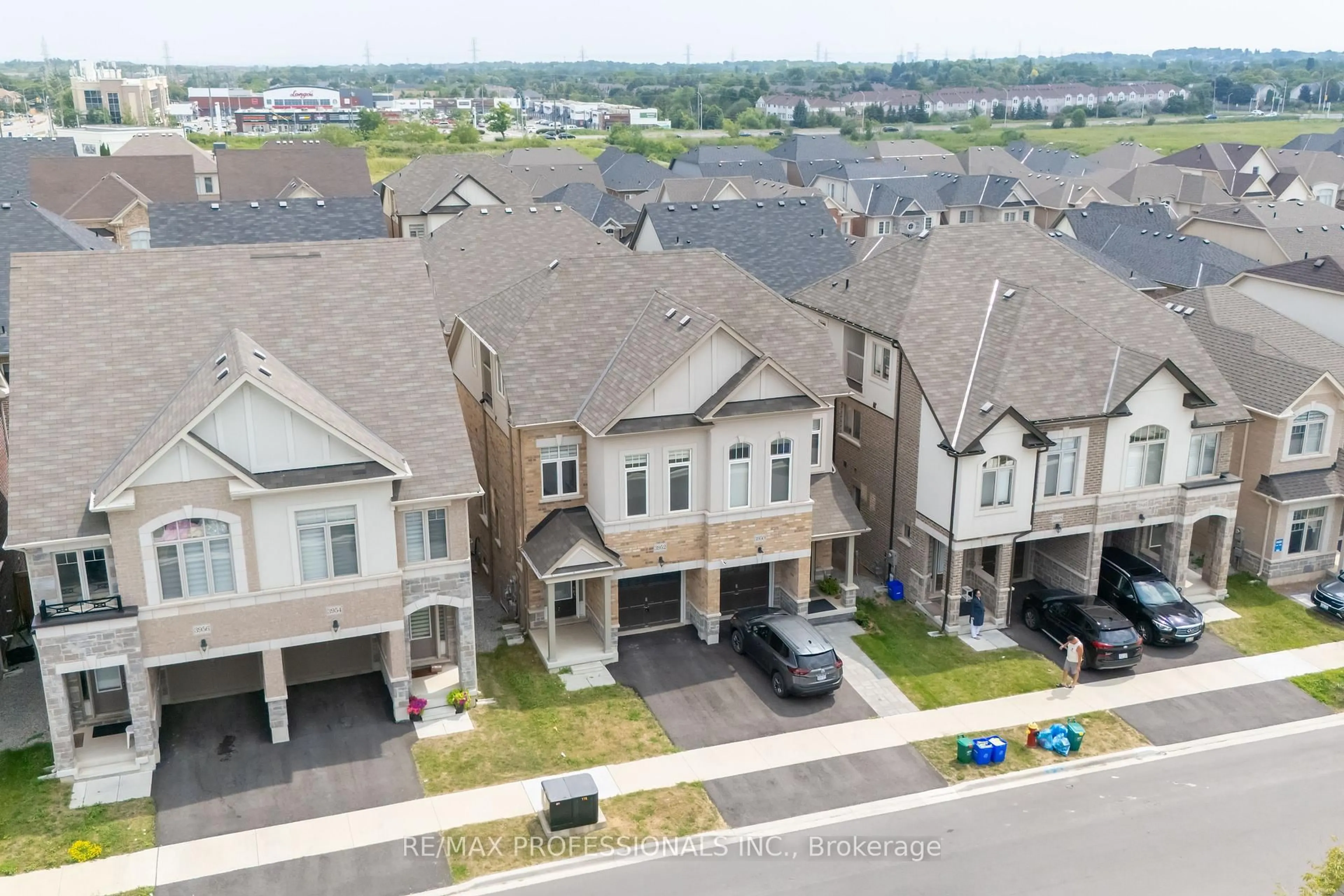A pic from outside/outdoor area/front of a property/back of a property/a pic from drone, unknown for 3952 Leonardo St, Burlington Ontario L7M 0Z7