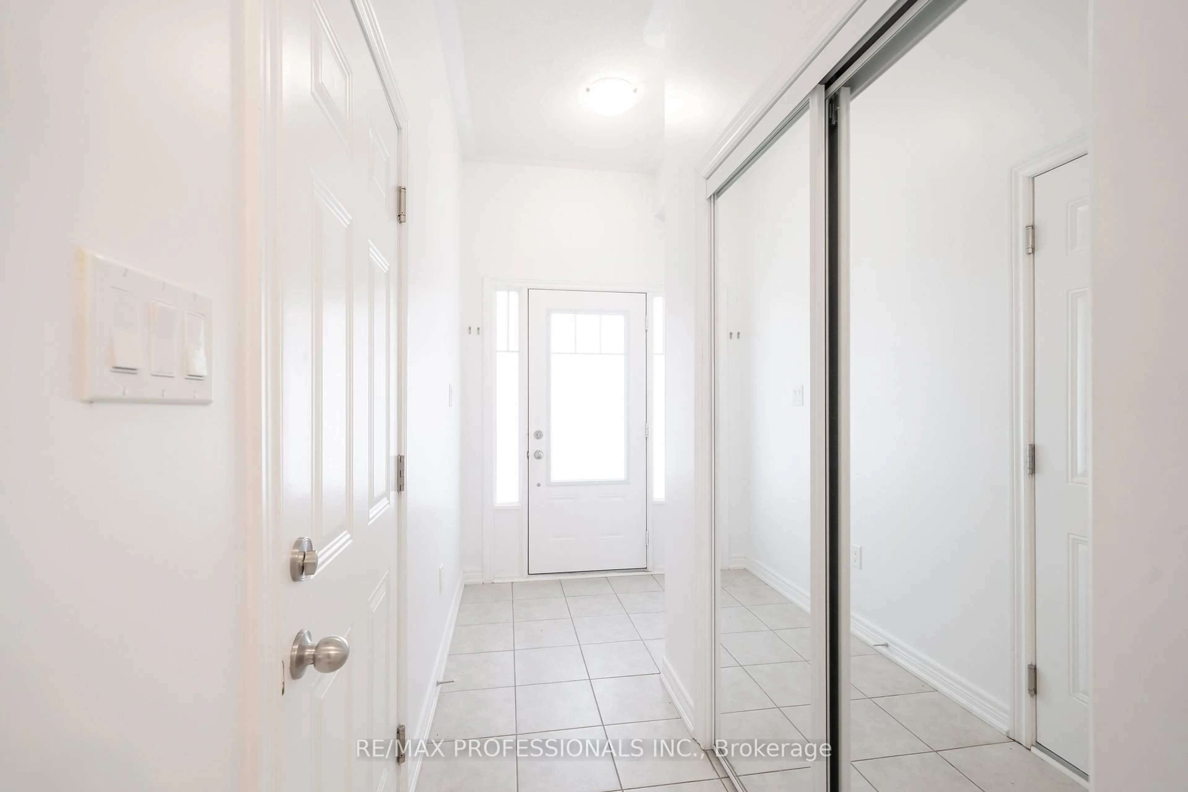 Indoor entryway for 3952 Leonardo St, Burlington Ontario L7M 0Z7