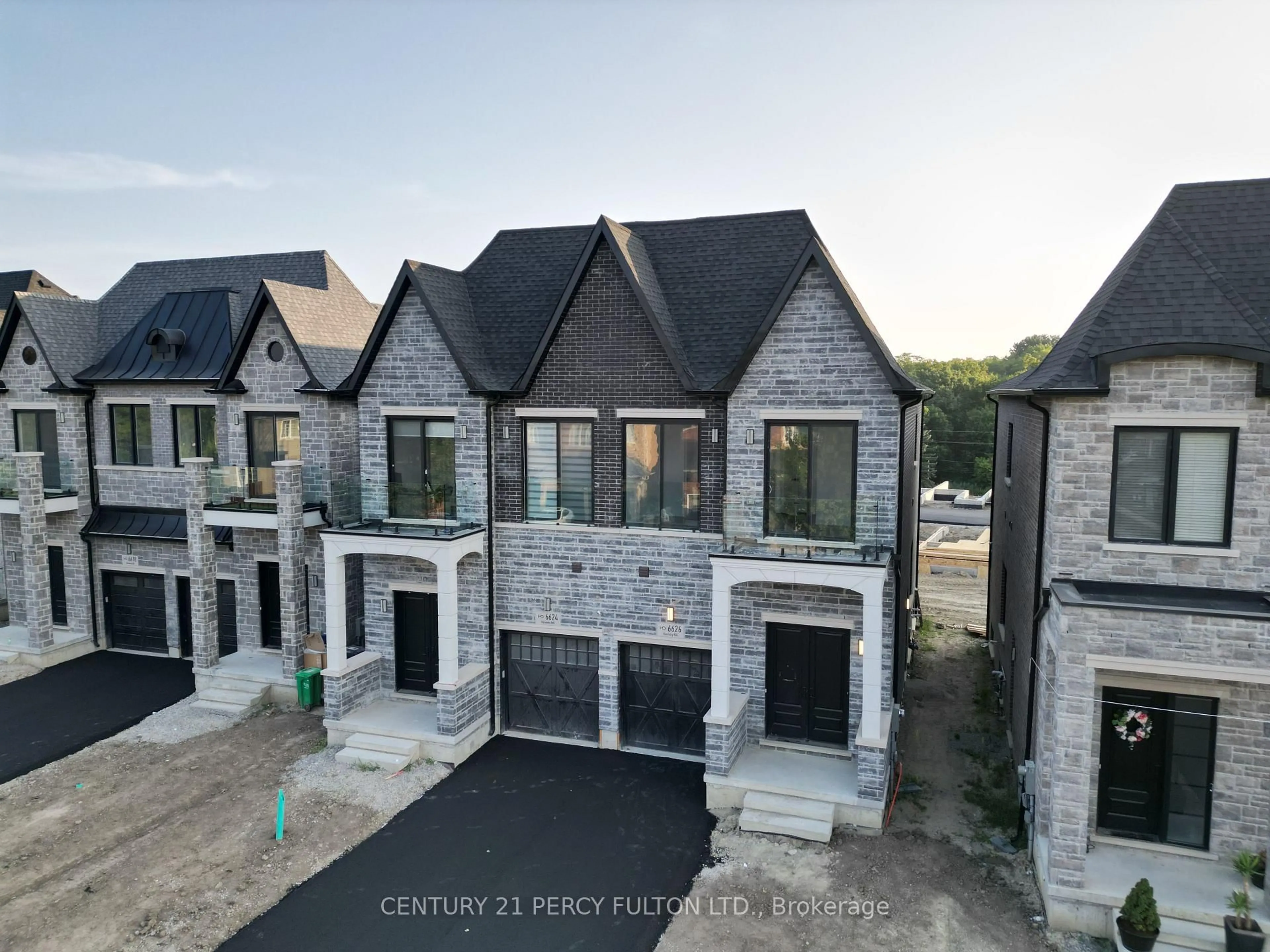 A pic from outside/outdoor area/front of a property/back of a property/a pic from drone, street for 6626 Harmony Hill, Mississauga Ontario L5W 1S5