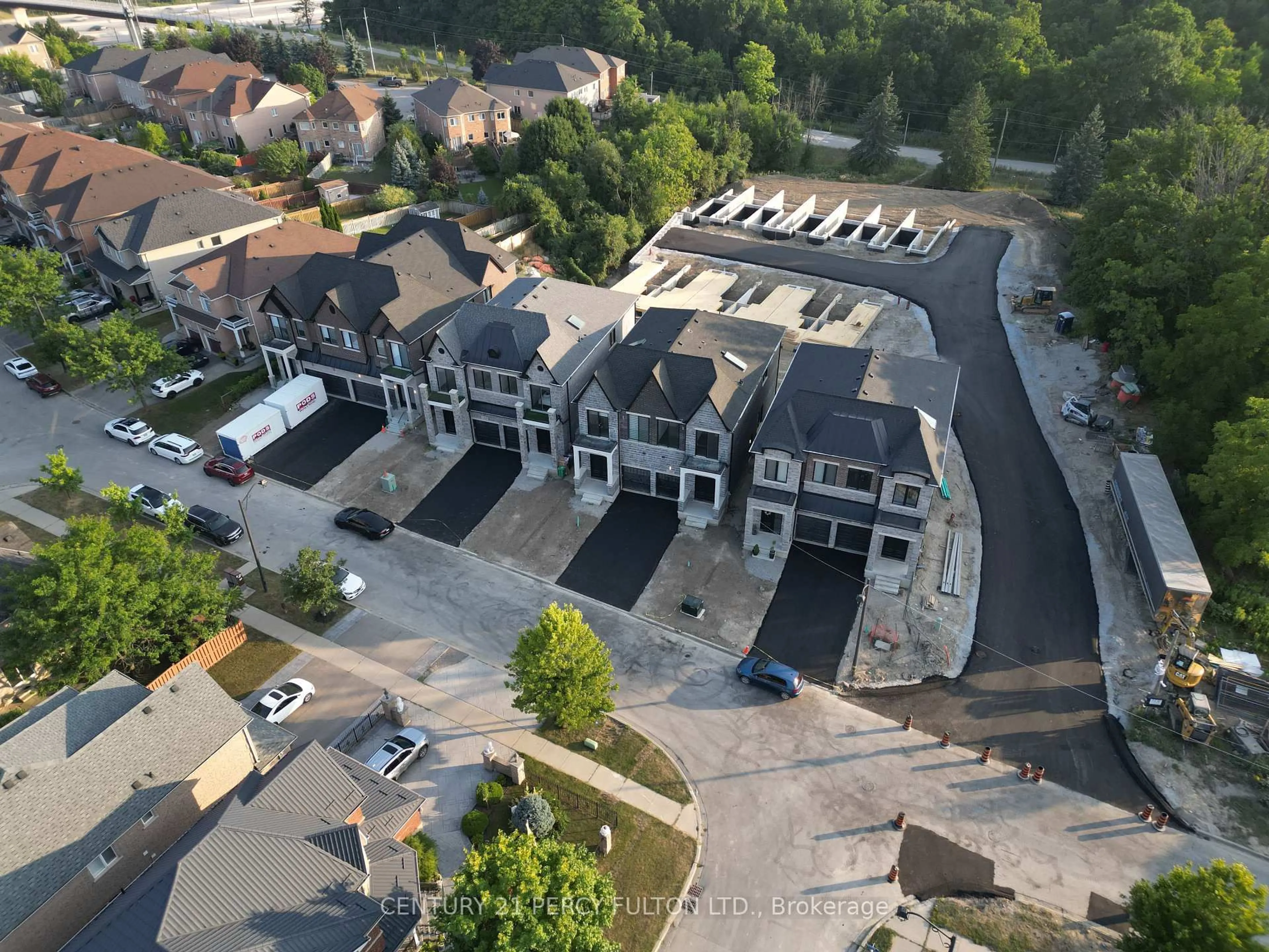 A pic from outside/outdoor area/front of a property/back of a property/a pic from drone, building for 6626 Harmony Hill, Mississauga Ontario L5W 1S5