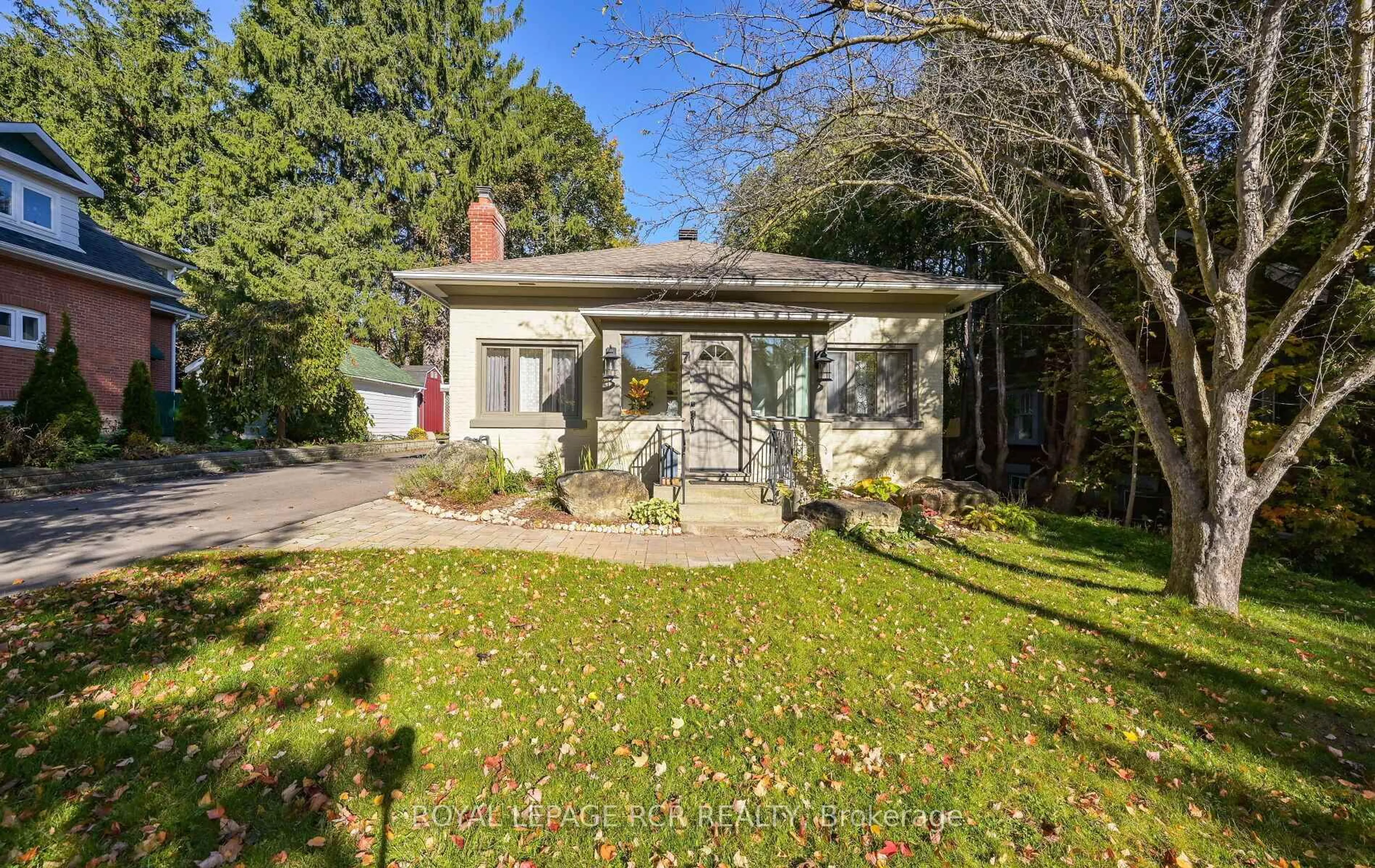 A pic from outside/outdoor area/front of a property/back of a property/a pic from drone, street for 7 Third Ave, Orangeville Ontario L9W 1G8
