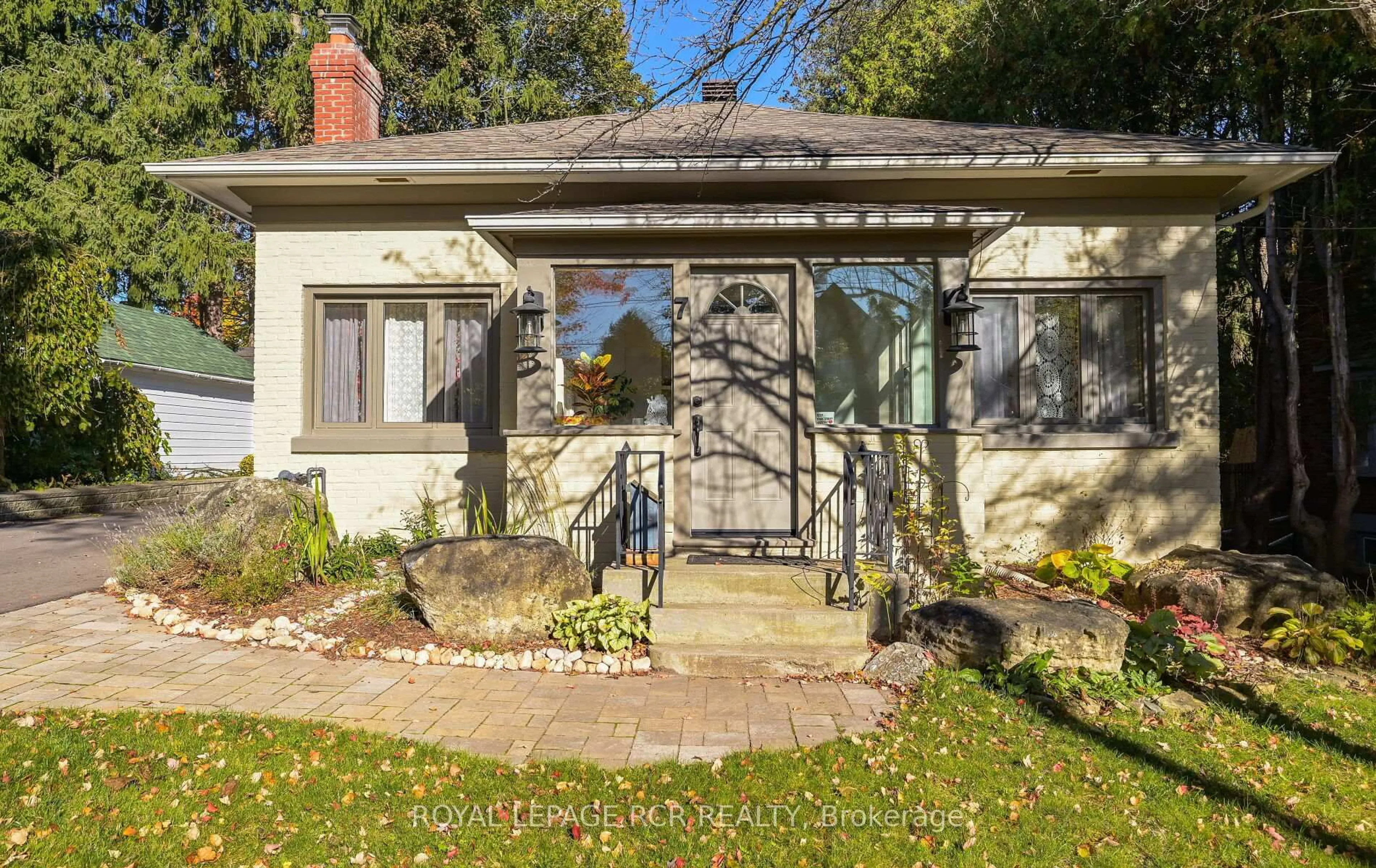 A pic from outside/outdoor area/front of a property/back of a property/a pic from drone, street for 7 Third Ave, Orangeville Ontario L9W 1G8