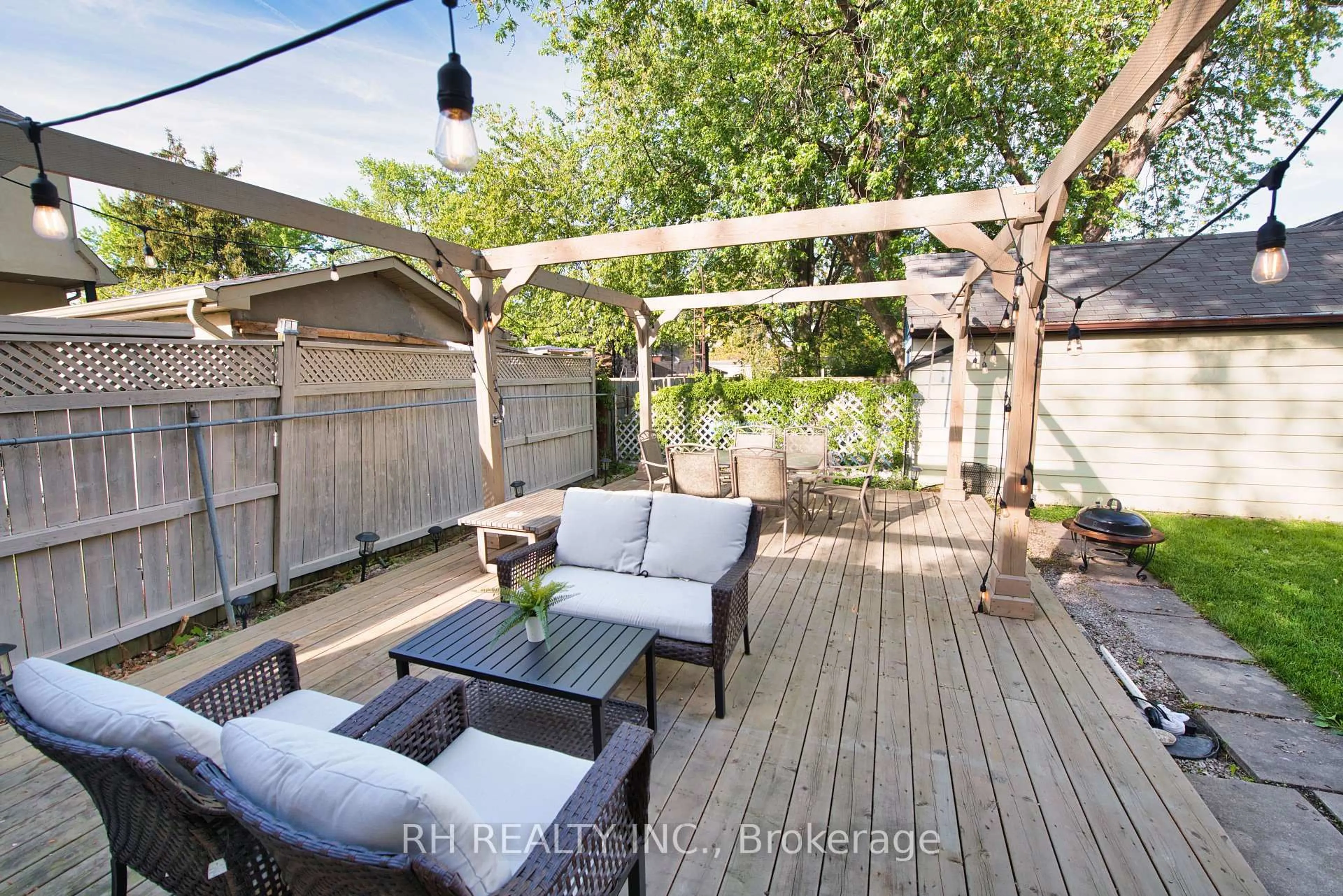 Patio, street for 40 Patika Ave, Toronto Ontario M9N 2E9