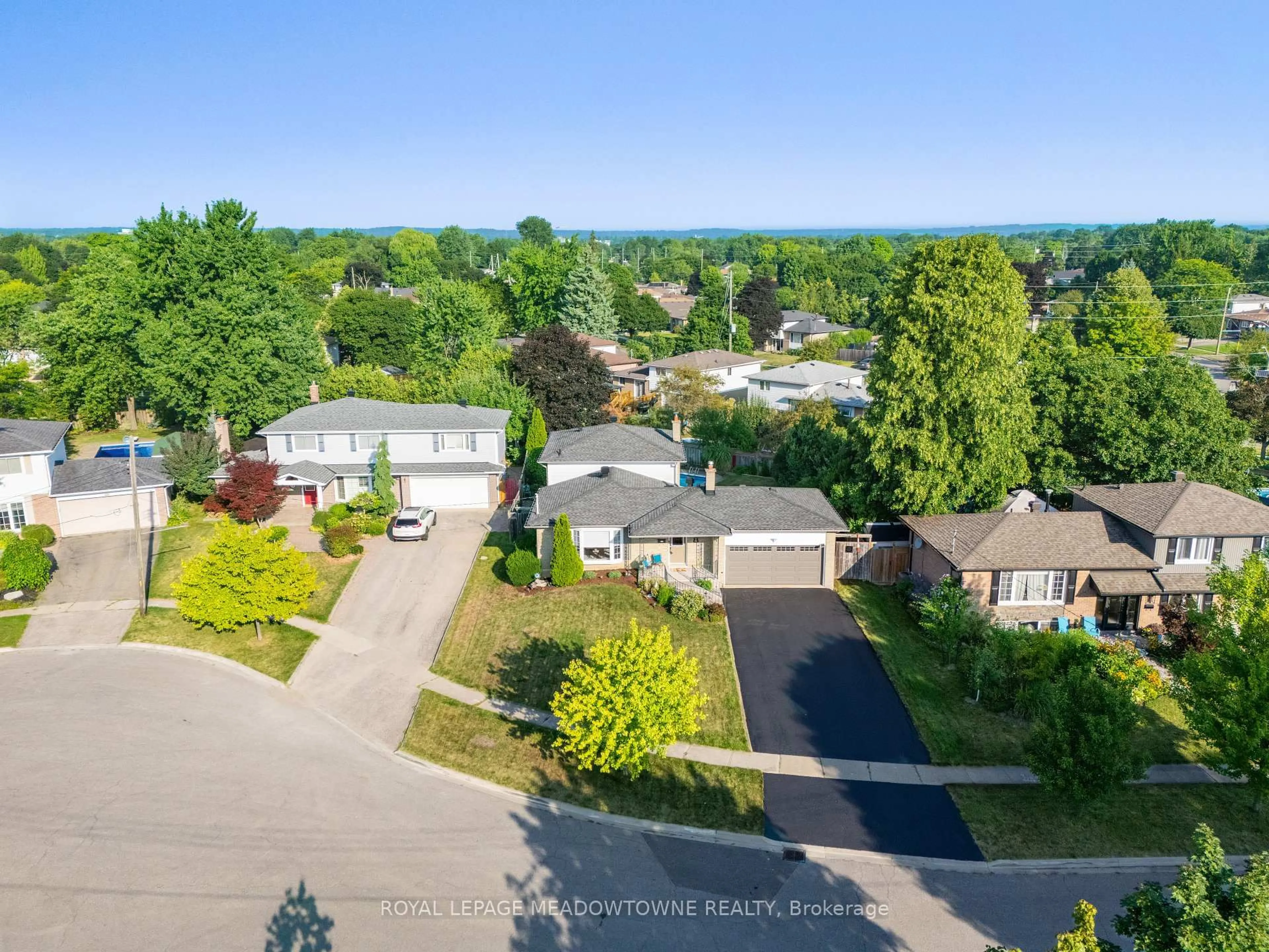 A pic from outside/outdoor area/front of a property/back of a property/a pic from drone, street for 8 Lucinda Pl, Halton Hills Ontario L7G 1J9