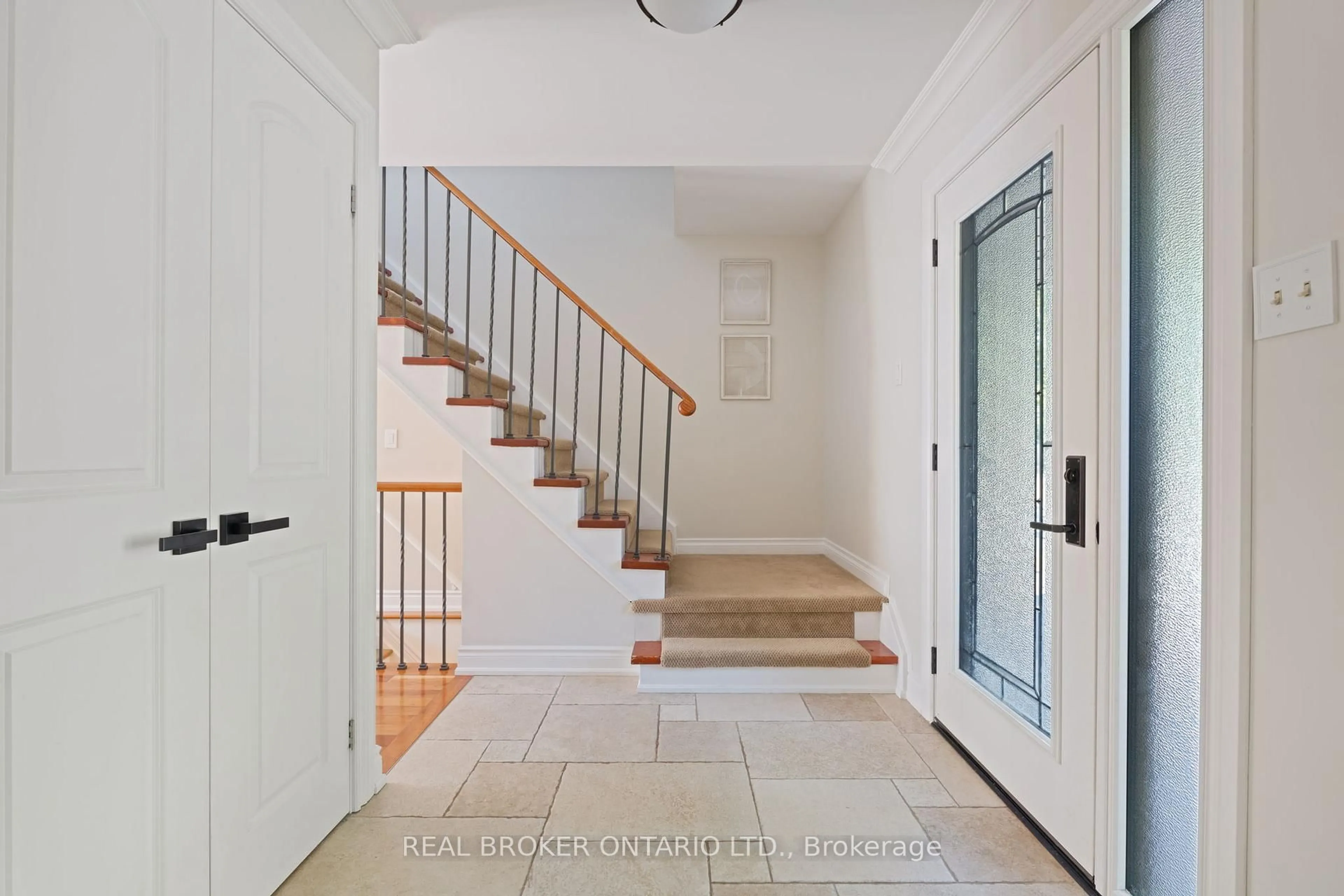 Indoor entryway for 264 Trowbridge Pl, Oakville Ontario L6L 6A5