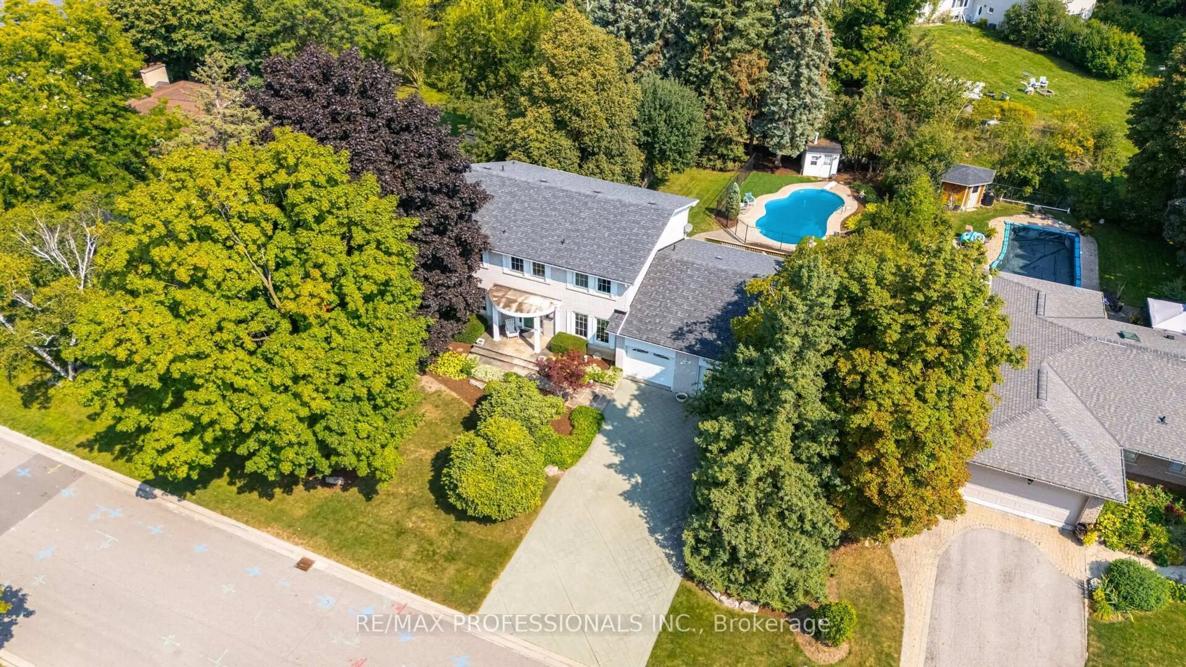 A pic from outside/outdoor area/front of a property/back of a property/a pic from drone, street for 70 Hillside Dr, Brampton Ontario L6S 1A6