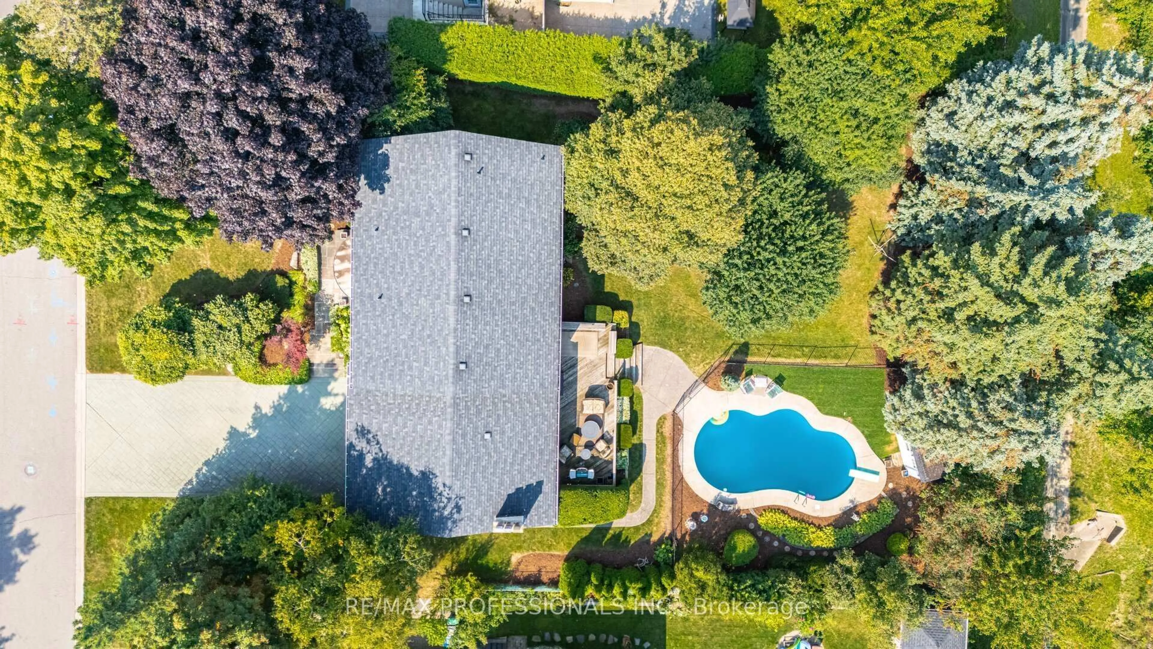 A pic from outside/outdoor area/front of a property/back of a property/a pic from drone, street for 70 Hillside Dr, Brampton Ontario L6S 1A6