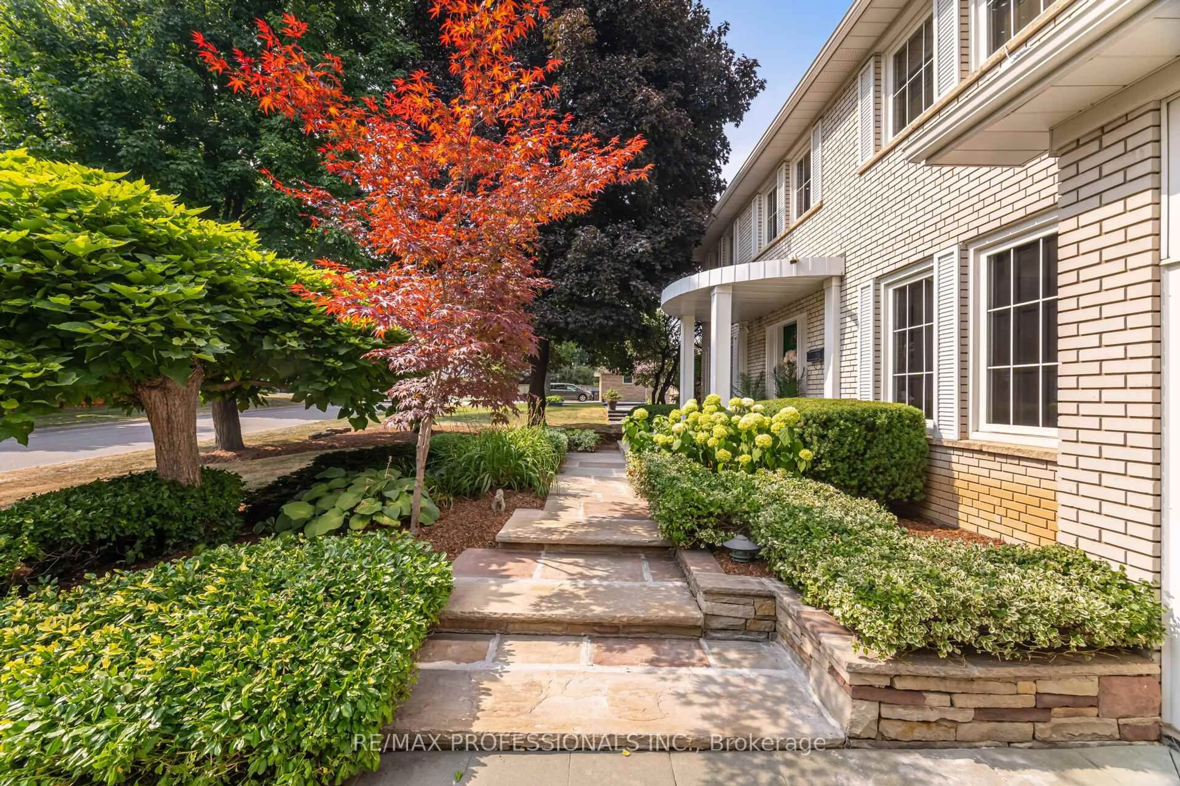 Unknown for 70 Hillside Dr, Brampton Ontario L6S 1A6