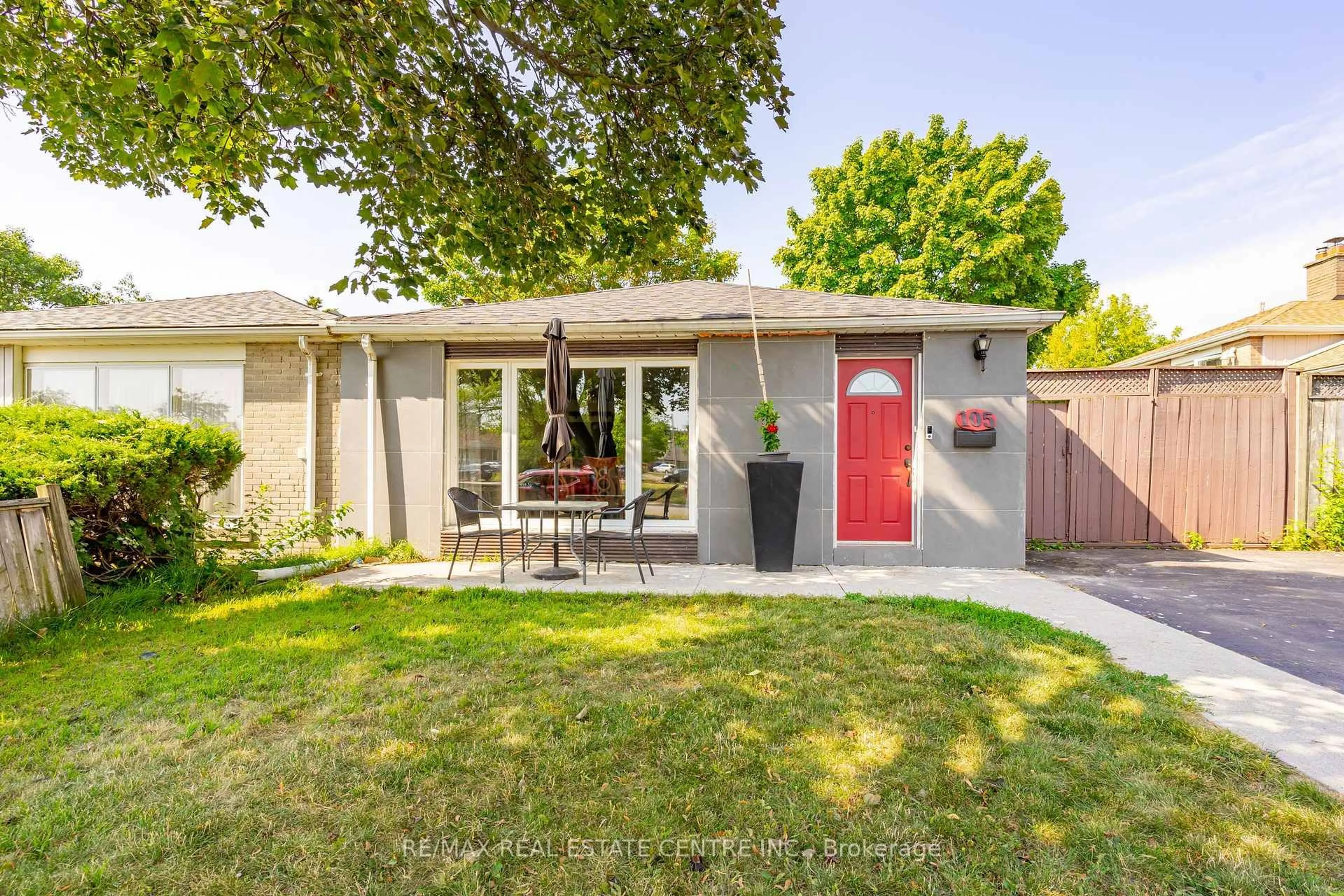 Home with vinyl exterior material, street for 105 Aloma Cres, Brampton Ontario L6T 2N8