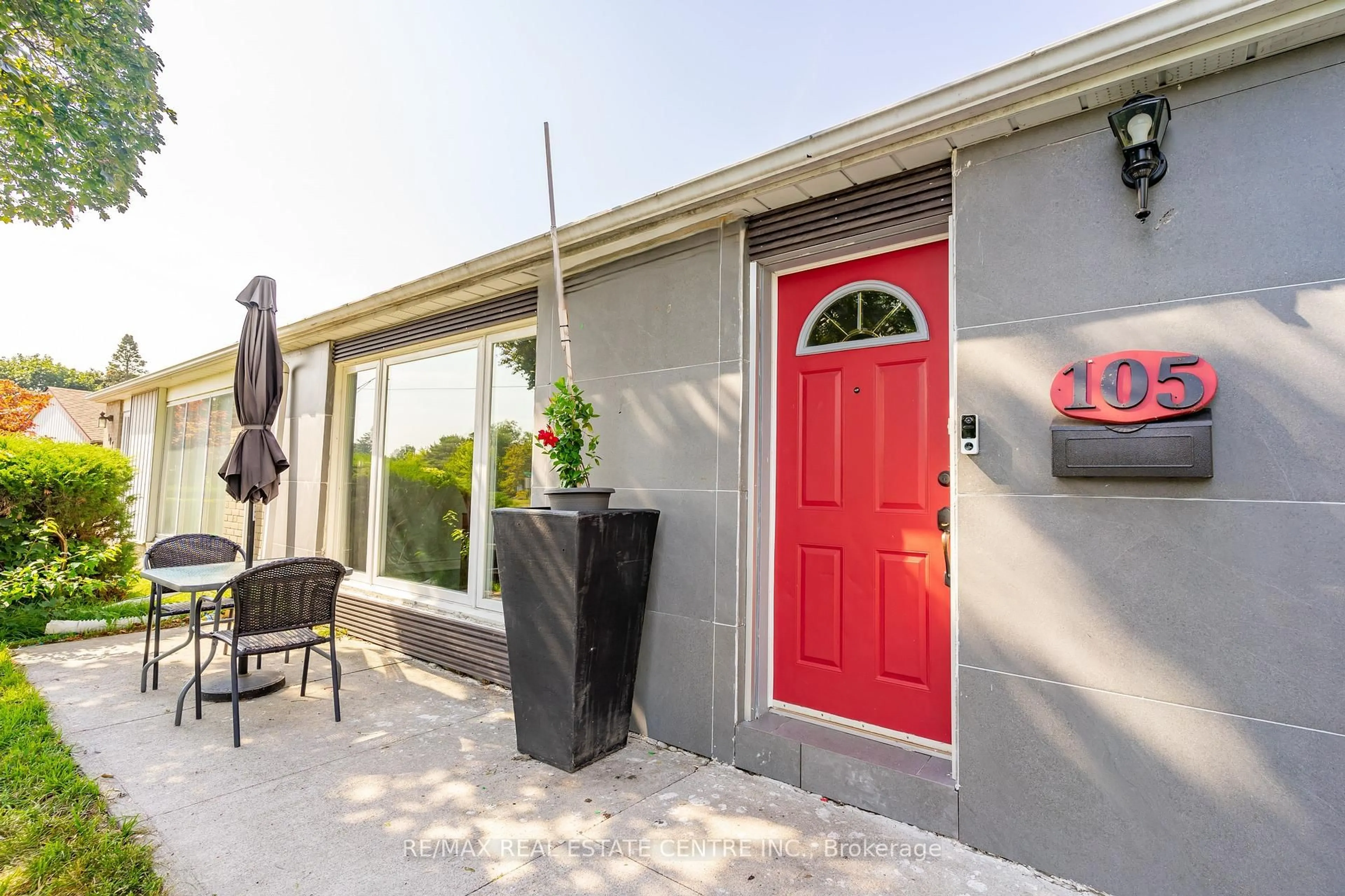 Home with vinyl exterior material, street for 105 Aloma Cres, Brampton Ontario L6T 2N8