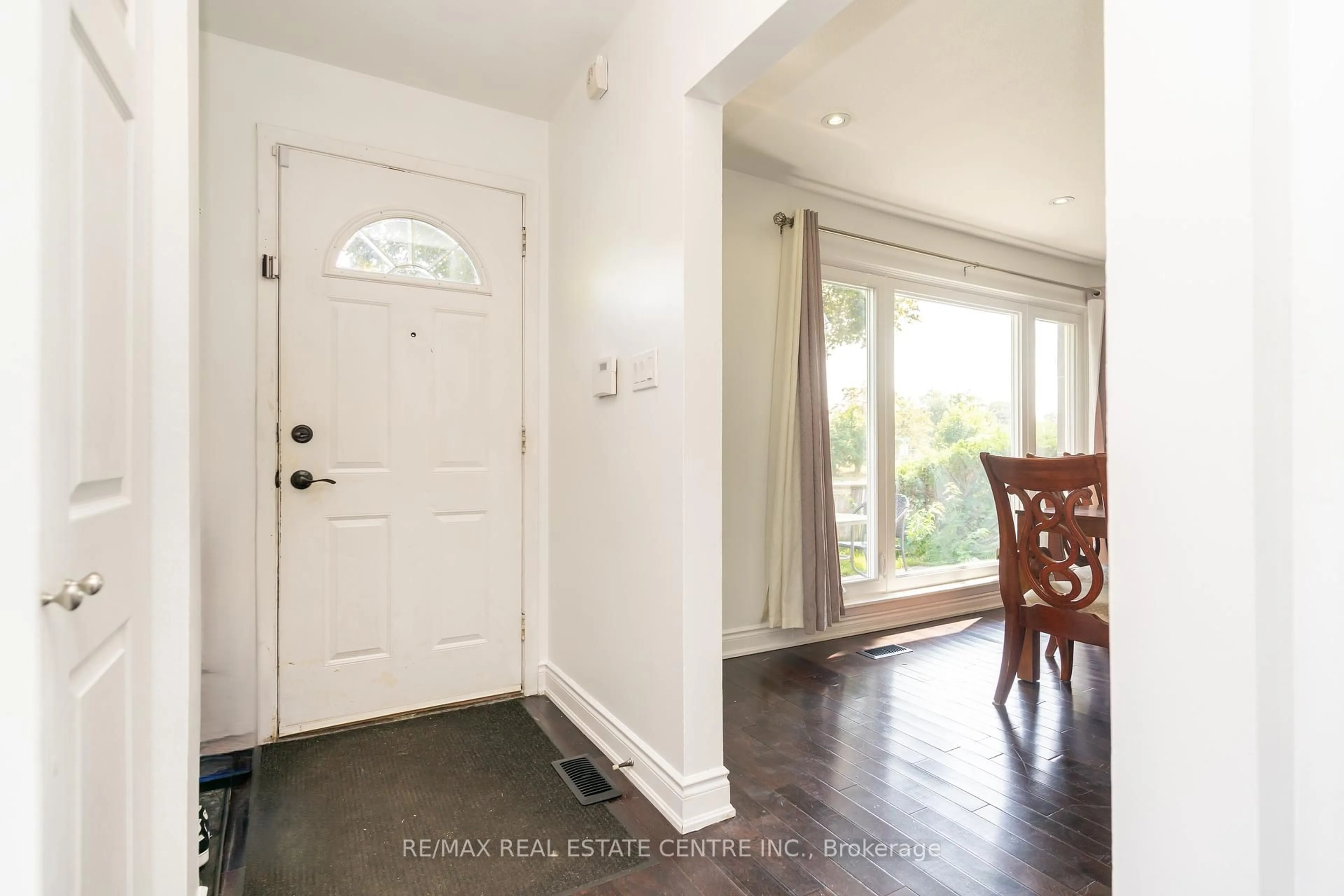 Indoor entryway for 105 Aloma Cres, Brampton Ontario L6T 2N8