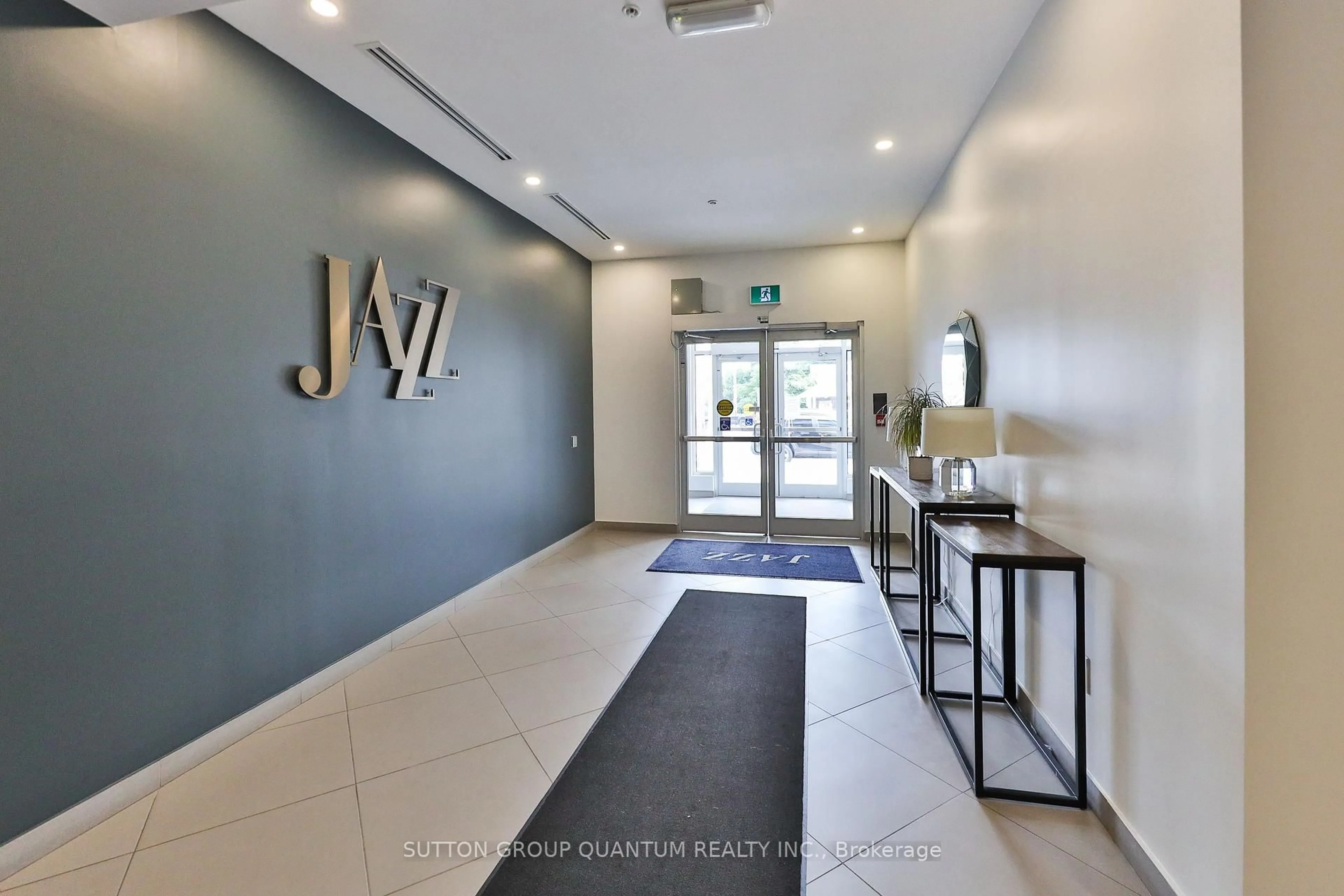 Indoor foyer for 457 Plains Rd #418, Burlington Ontario L7T 0B8