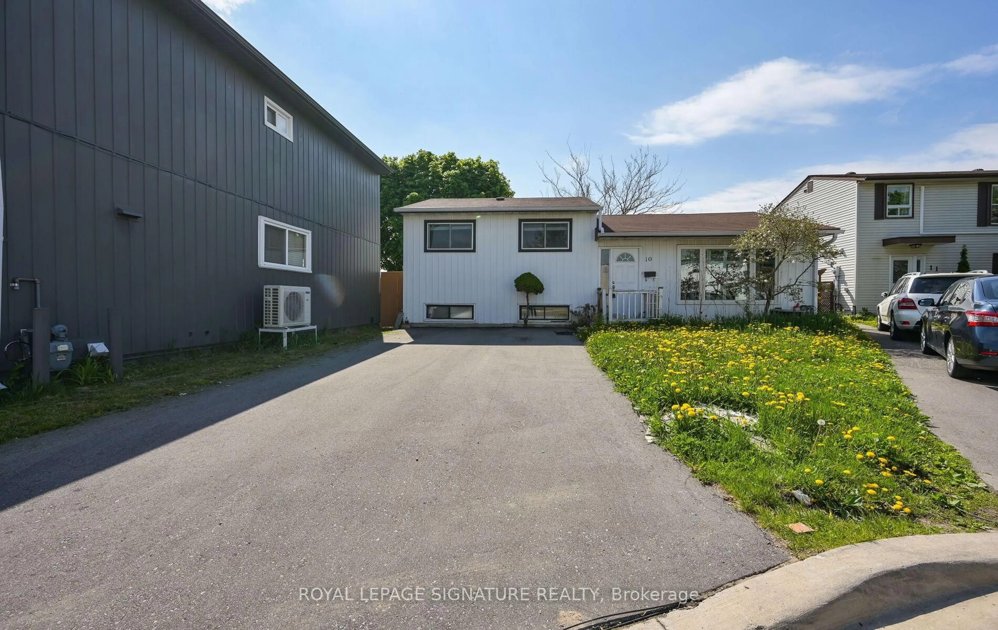 A pic from outside/outdoor area/front of a property/back of a property/a pic from drone, street for 10 Heatherside Crt, Brampton Ontario L6S 1N9