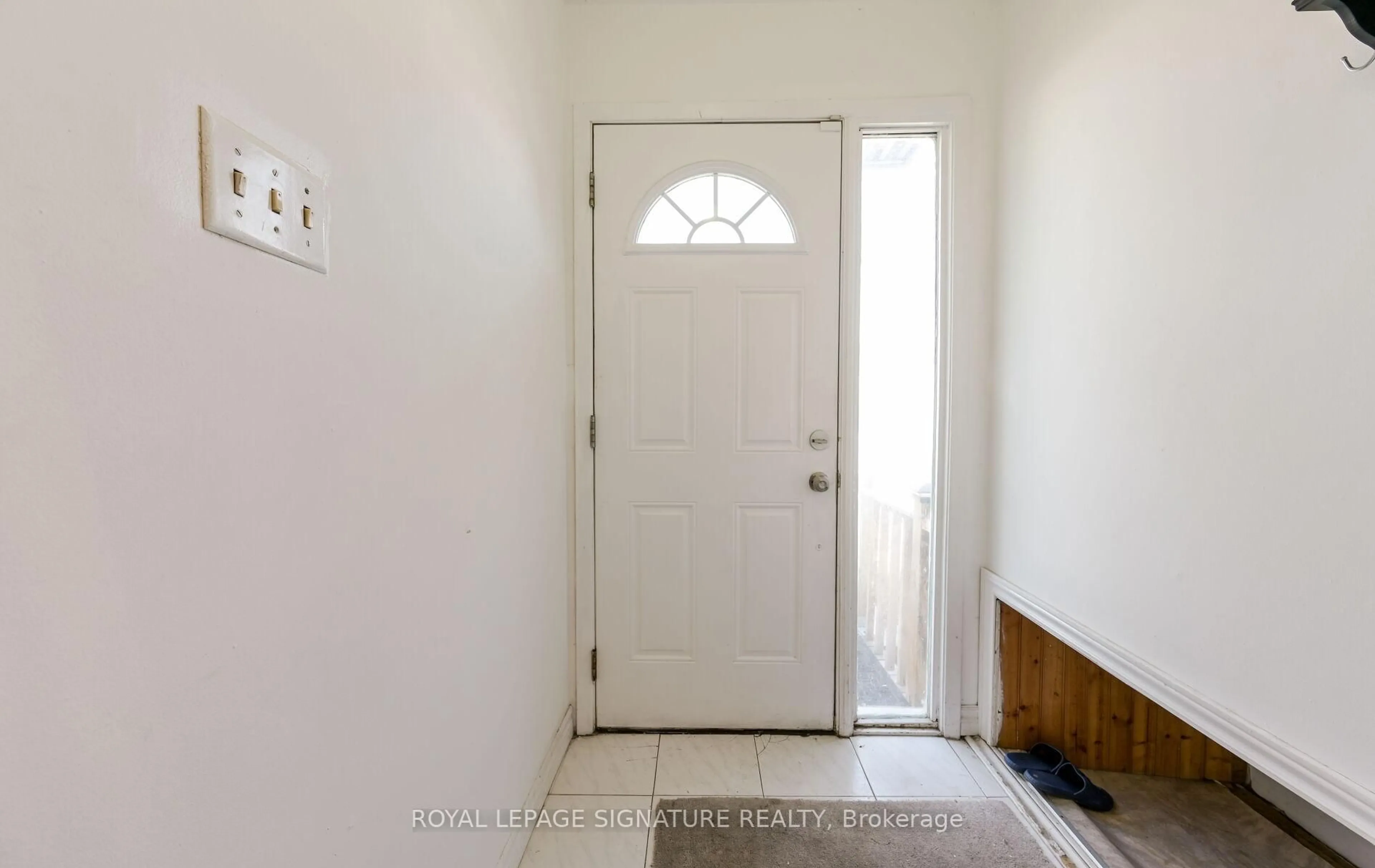 Indoor entryway for 10 Heatherside Crt, Brampton Ontario L6S 1N9