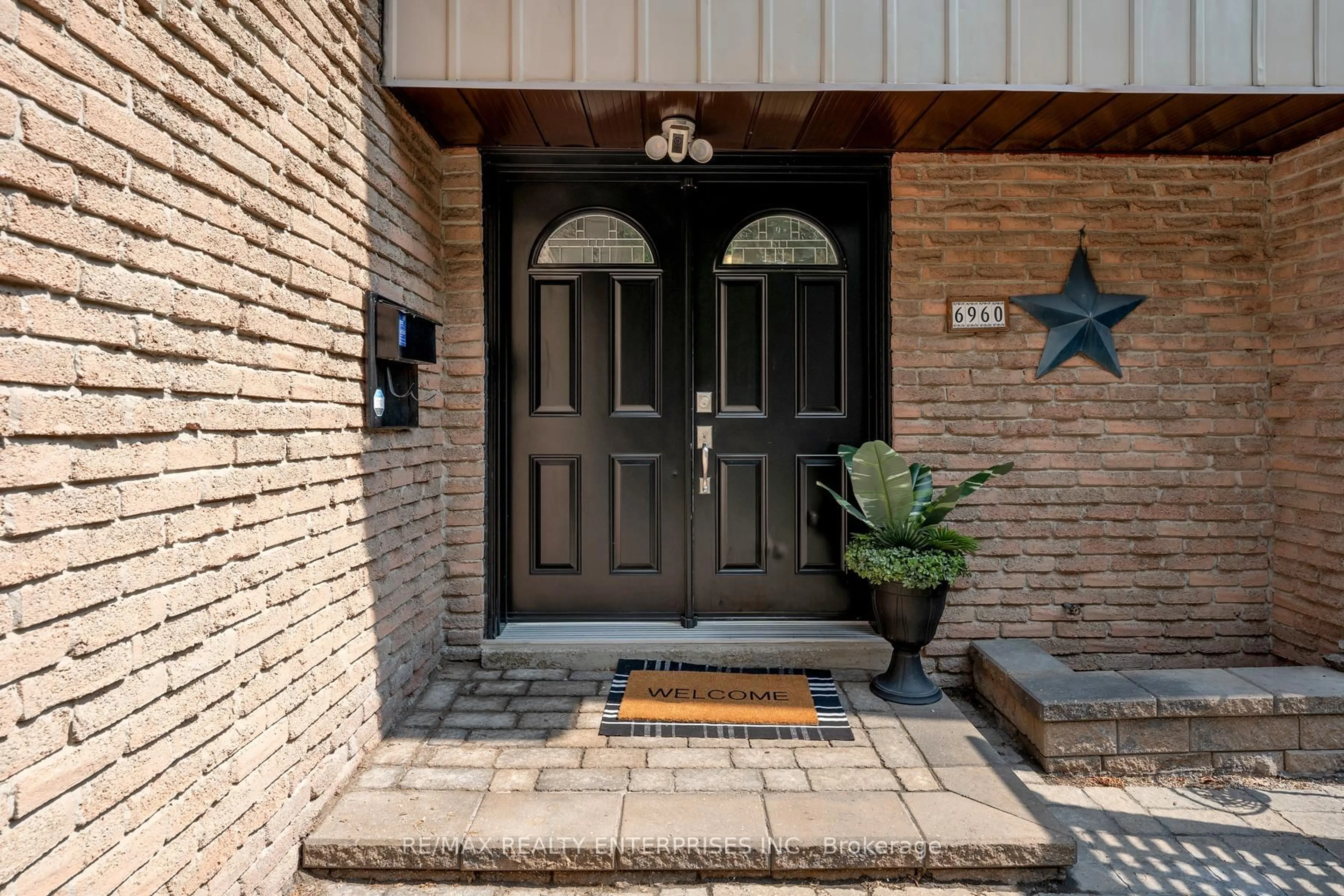 Indoor foyer for 6960 Cadiz Cres, Mississauga Ontario L5N 1Y4