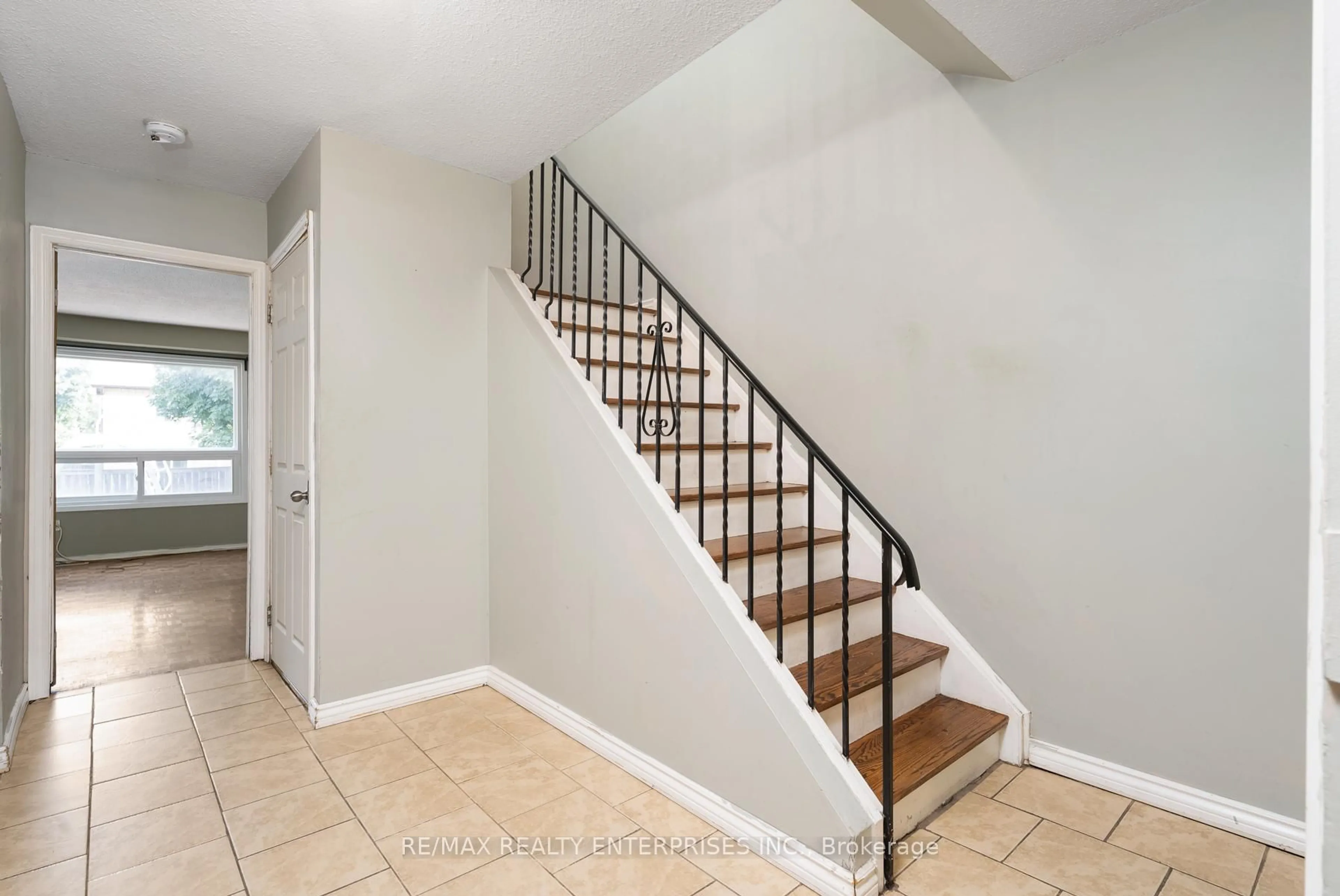 Unknown for 6960 Cadiz Cres, Mississauga Ontario L5N 1Y4