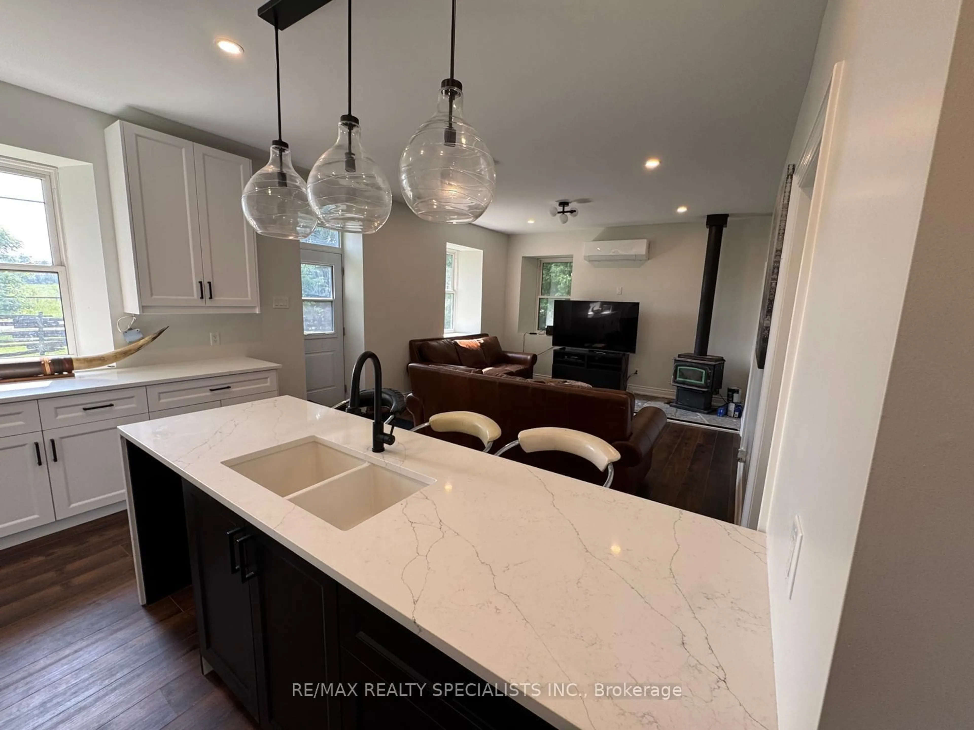 Open concept kitchen, ceramic/tile floor for 14041 Fourth Line, Milton Ontario N0B 2K0