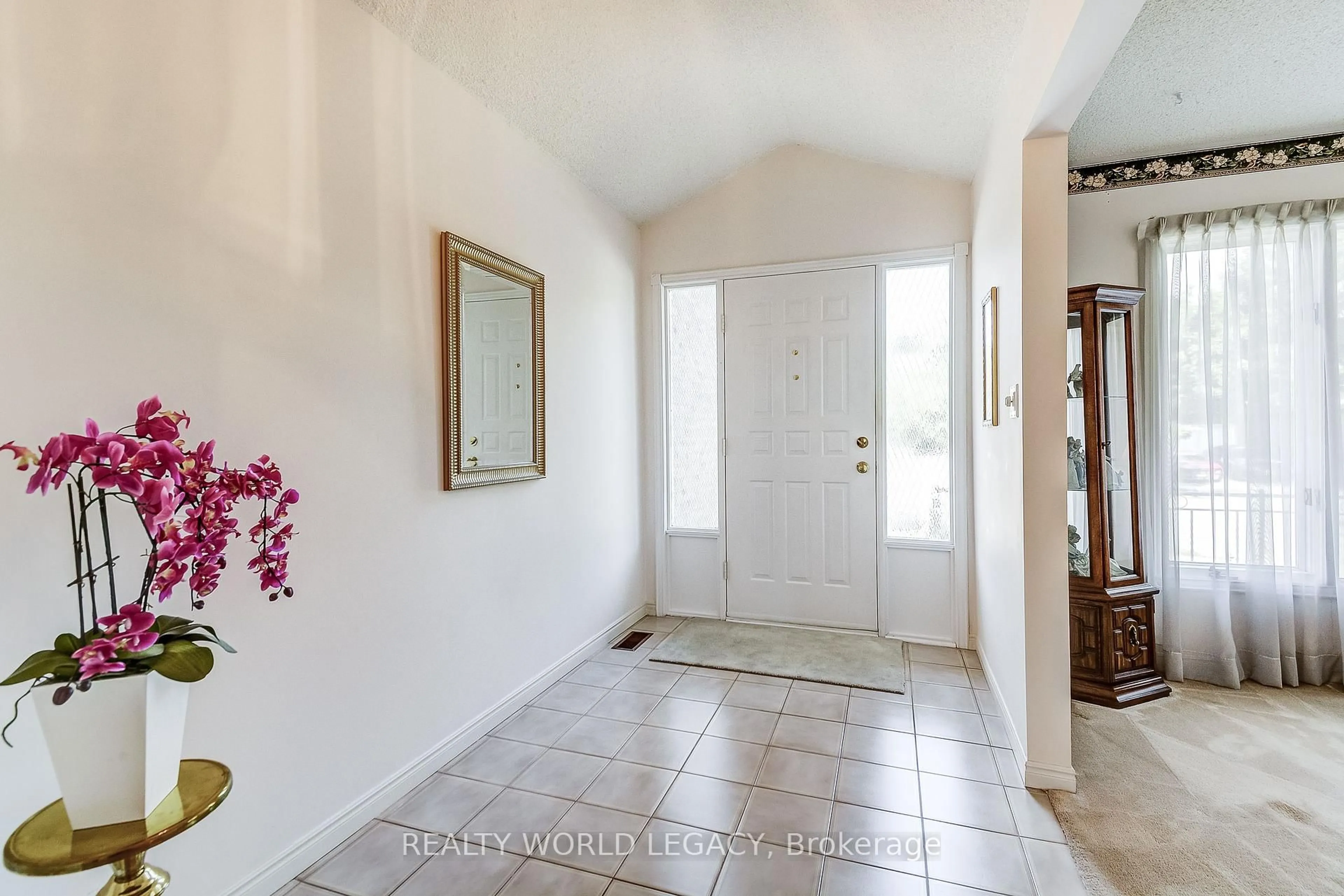 Indoor entryway for 1240 Thorpe Rd, Burlington Ontario L7S 2C9