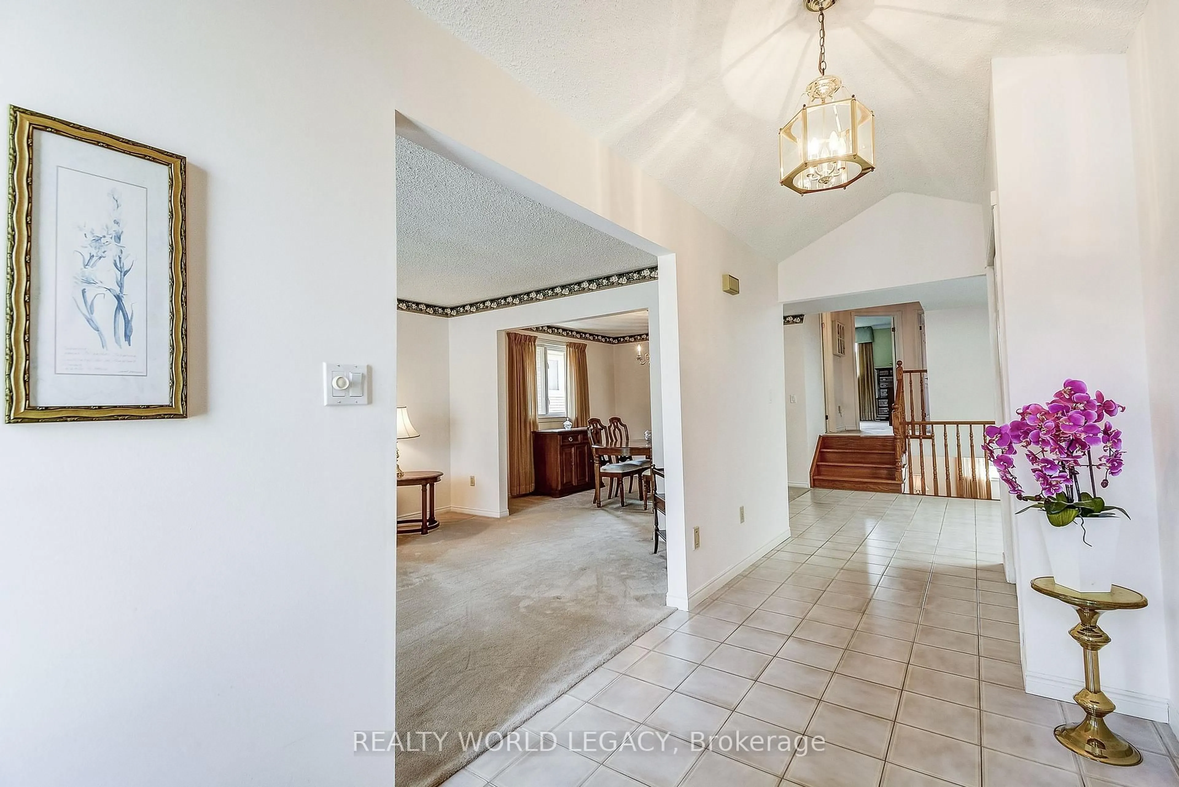 Indoor foyer for 1240 Thorpe Rd, Burlington Ontario L7S 2C9