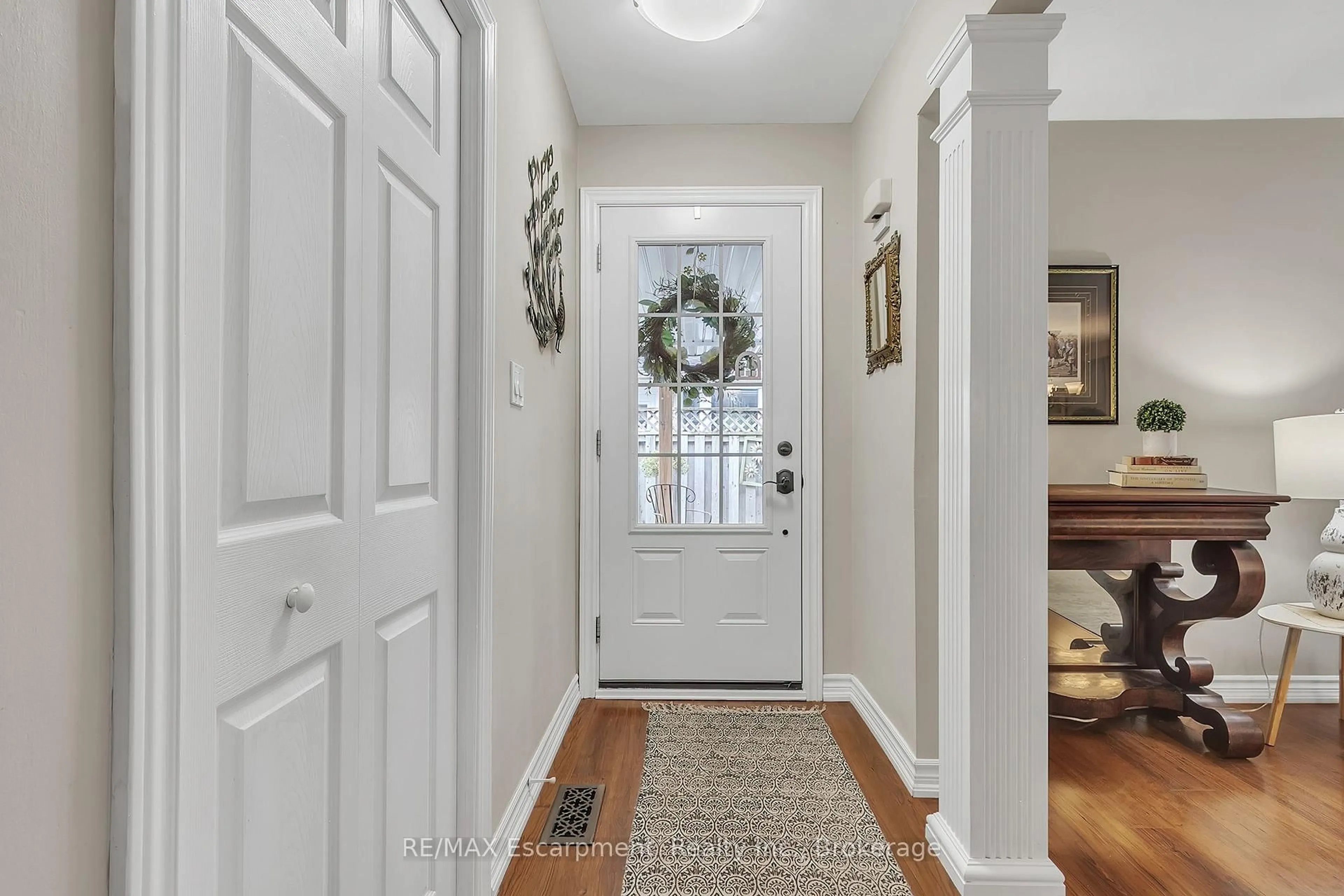 Indoor entryway for 2410 Tait Ave, Burlington Ontario L7P 1H1