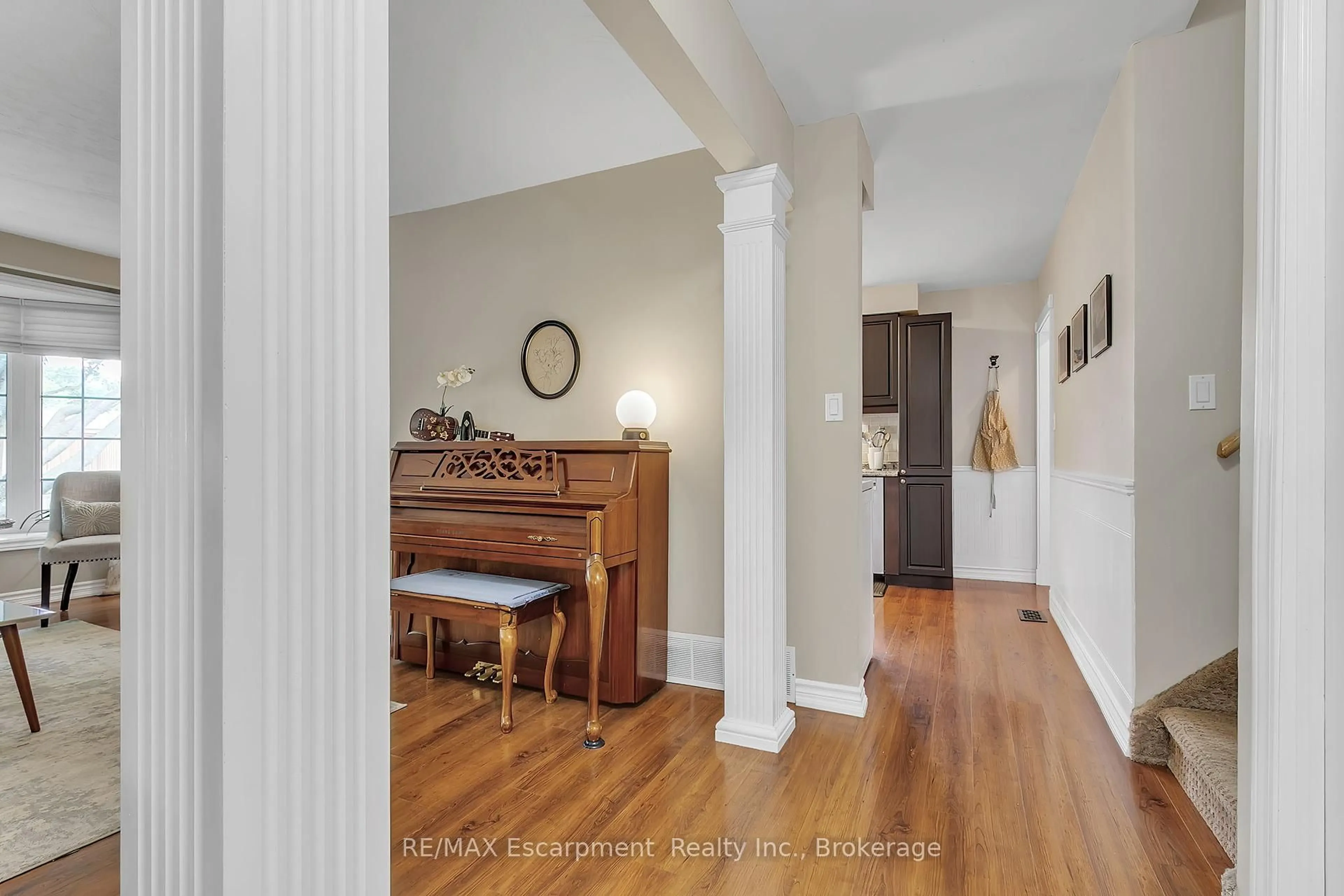 Indoor entryway for 2410 Tait Ave, Burlington Ontario L7P 1H1