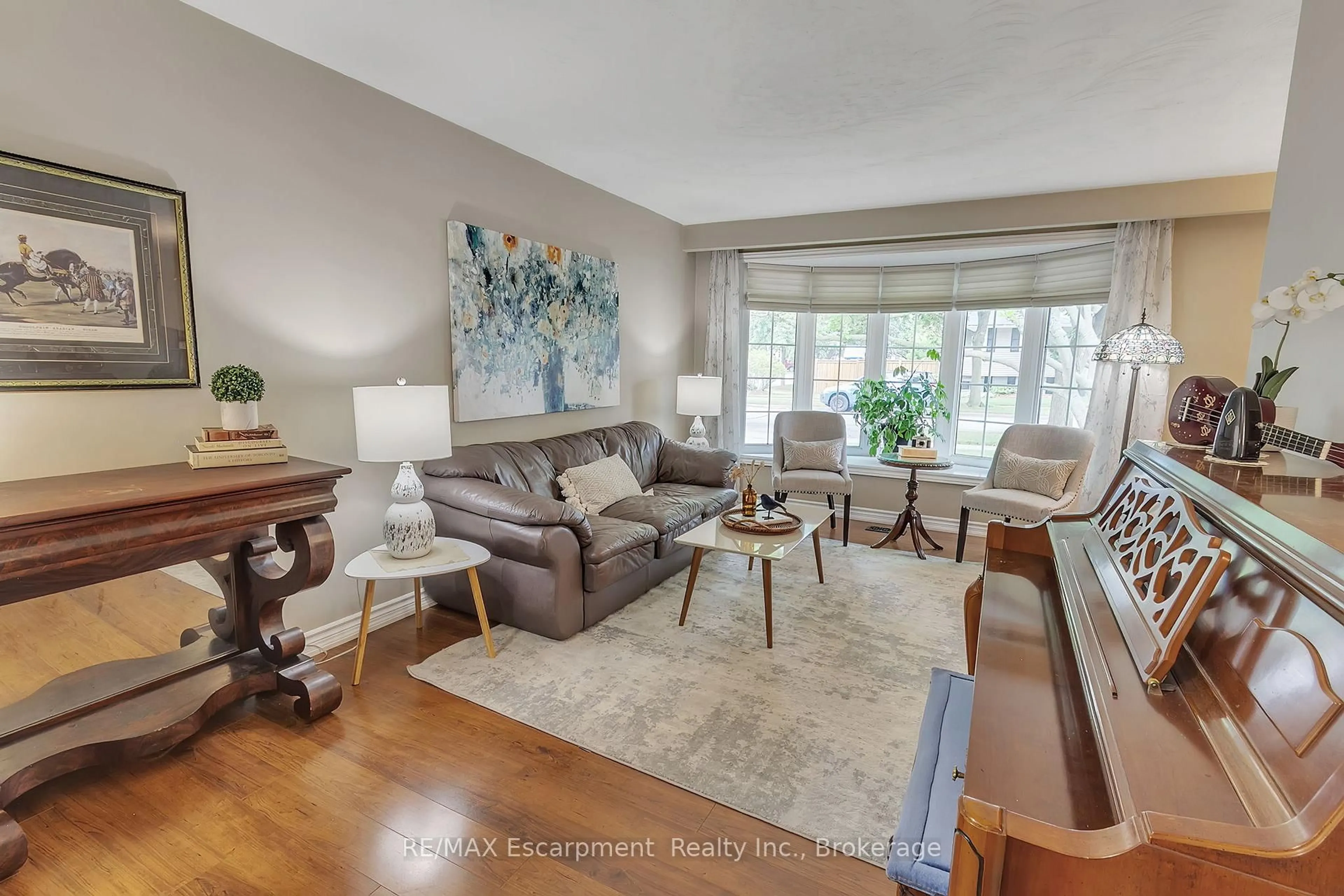 Living room with furniture, unknown for 2410 Tait Ave, Burlington Ontario L7P 1H1