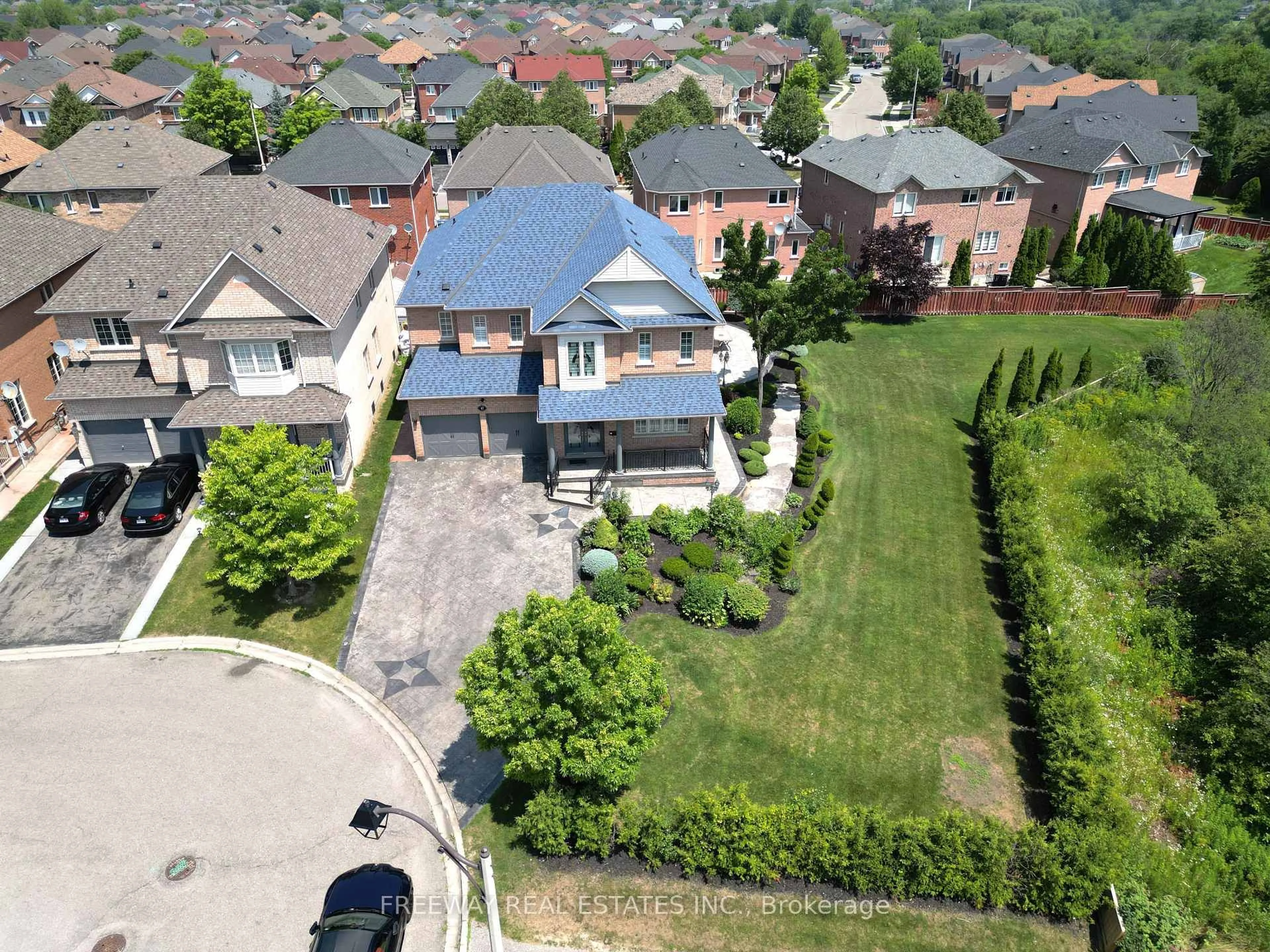 A pic from outside/outdoor area/front of a property/back of a property/a pic from drone, street for 47 Kootenay Pl, Brampton Ontario L6R 2X4