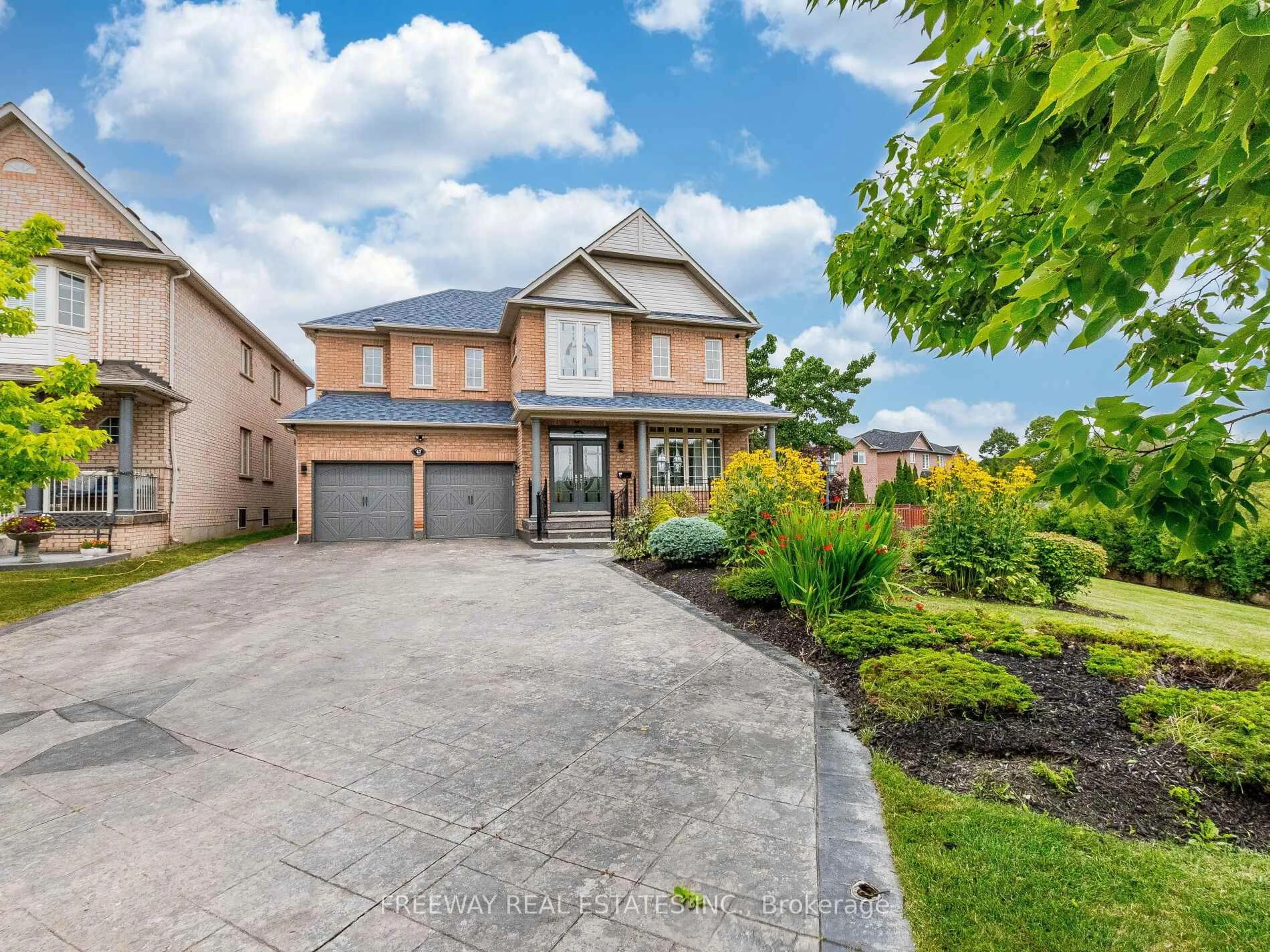 A pic from outside/outdoor area/front of a property/back of a property/a pic from drone, street for 47 Kootenay Pl, Brampton Ontario L6R 2X4