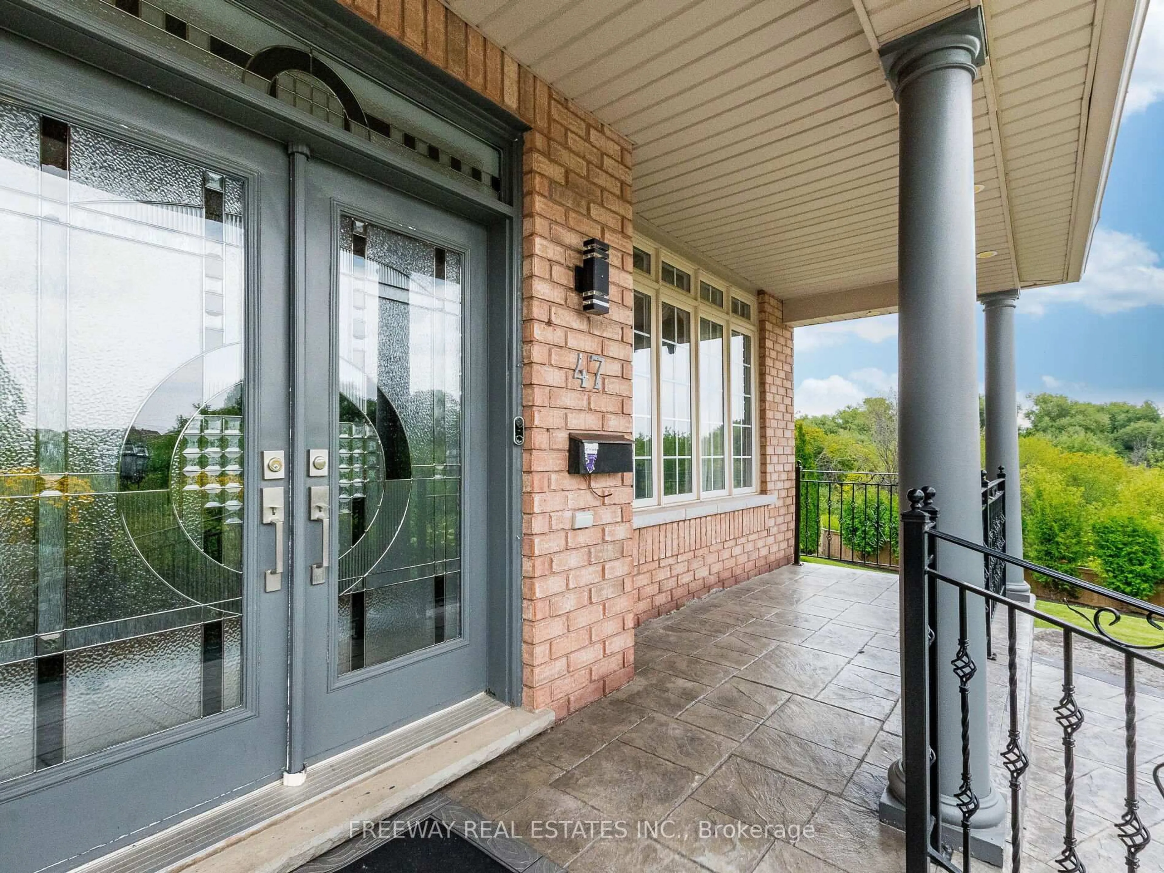 Indoor entryway for 47 Kootenay Pl, Brampton Ontario L6R 2X4