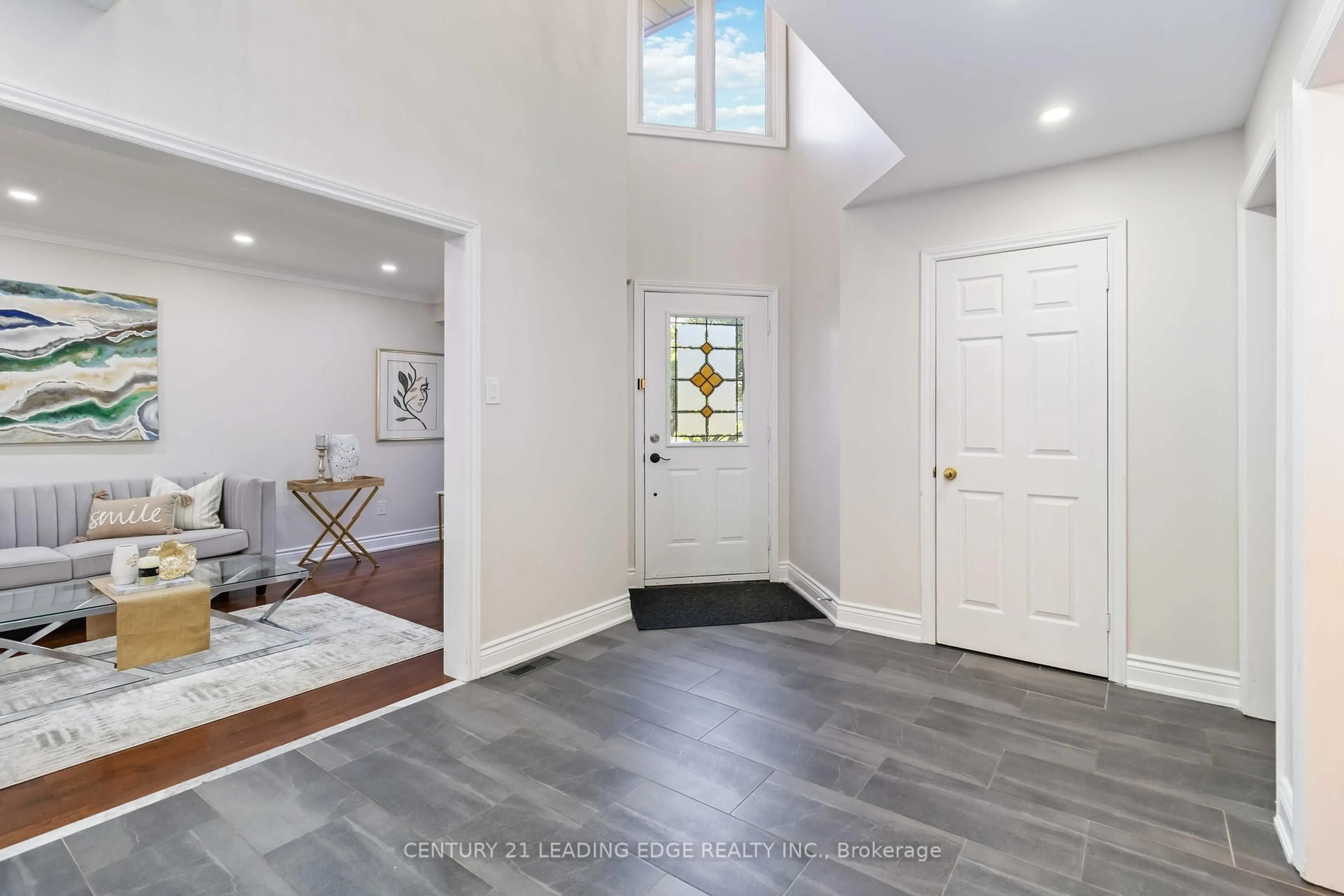 Indoor entryway for 5201 CHAMPLAIN Tr, Mississauga Ontario L5R 3B1