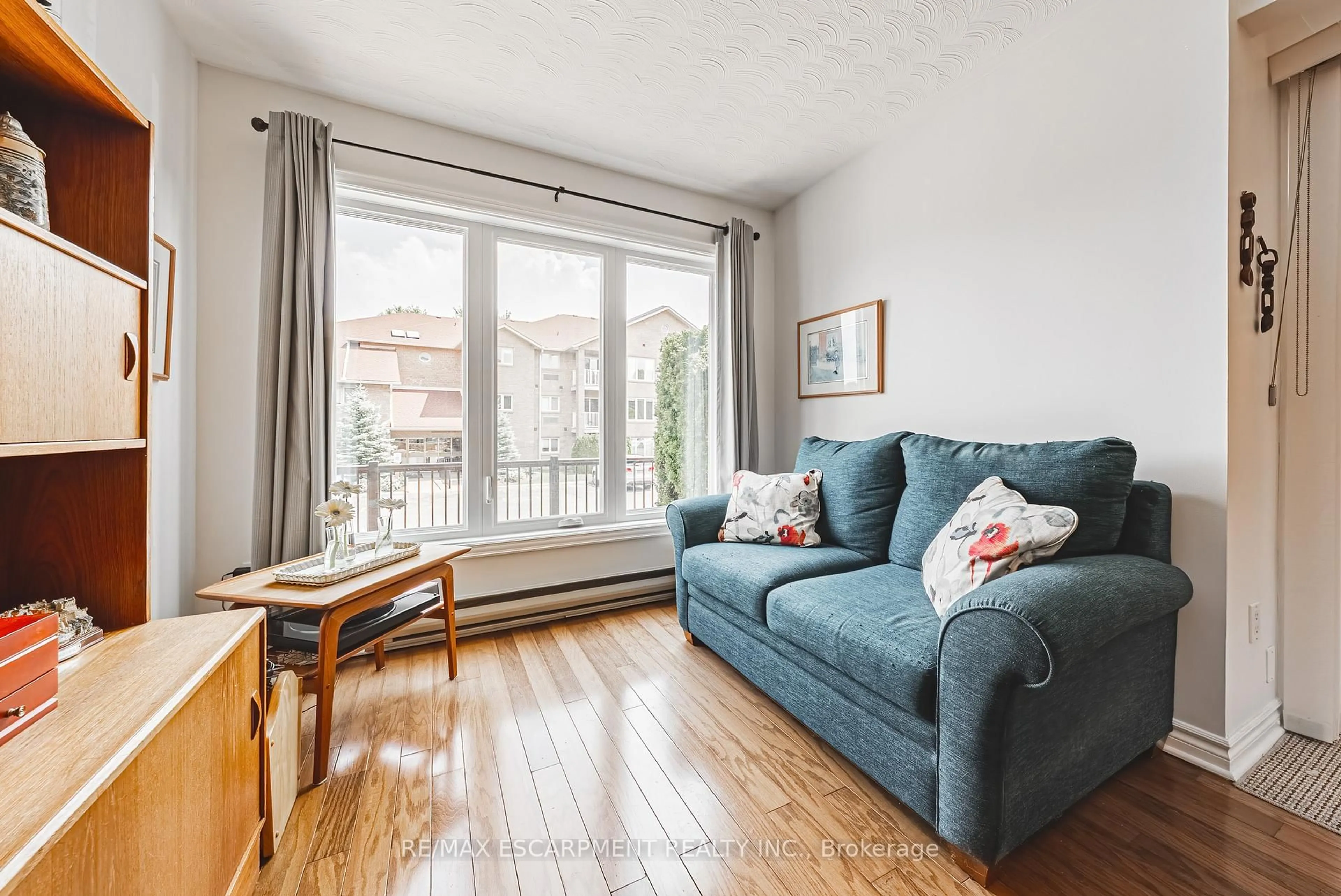 Living room with furniture, wood/laminate floor for 3050 Pinemeadow Dr #6, Burlington Ontario L7M 3X5