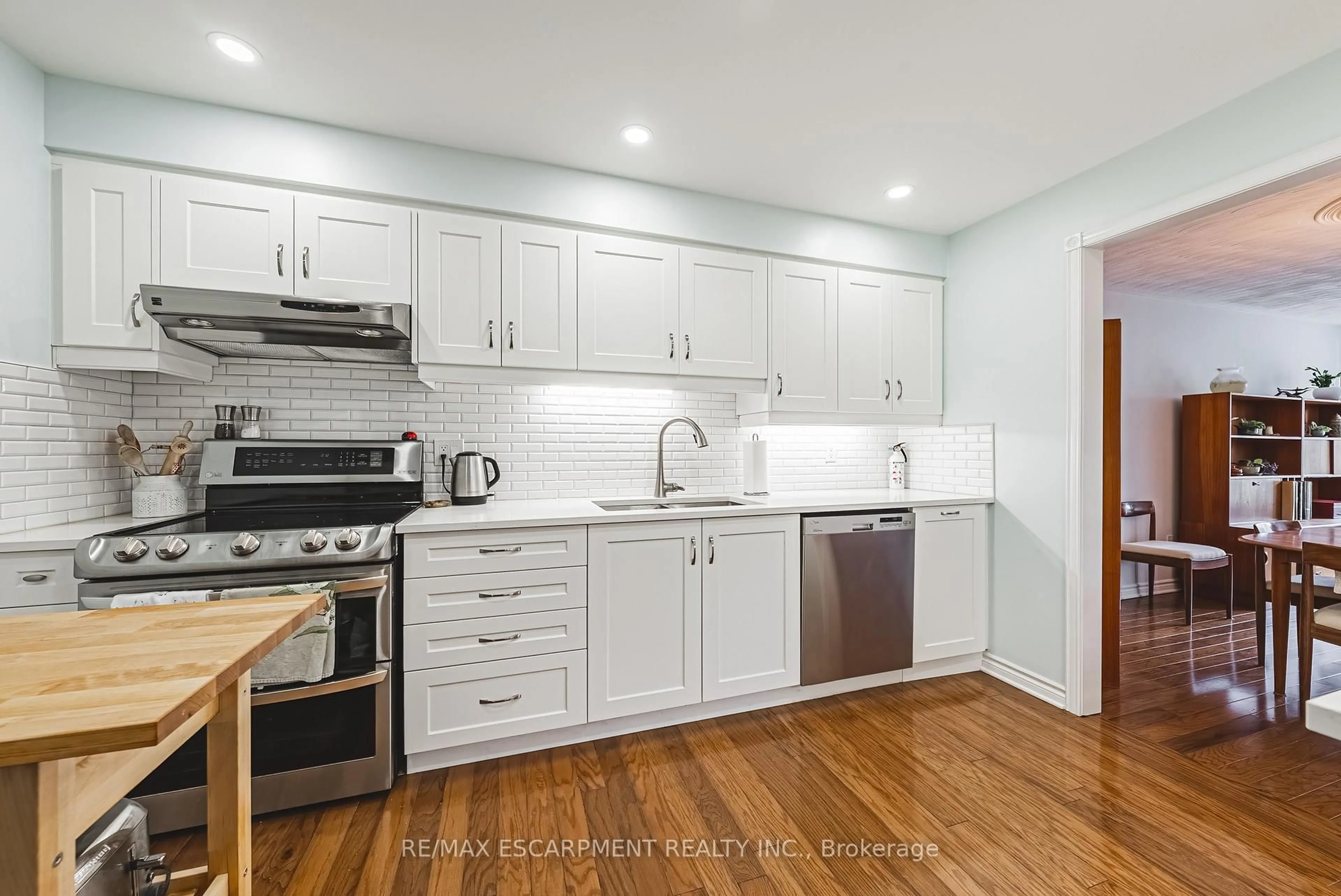 Standard kitchen, unknown for 3050 Pinemeadow Dr #6, Burlington Ontario L7M 3X5