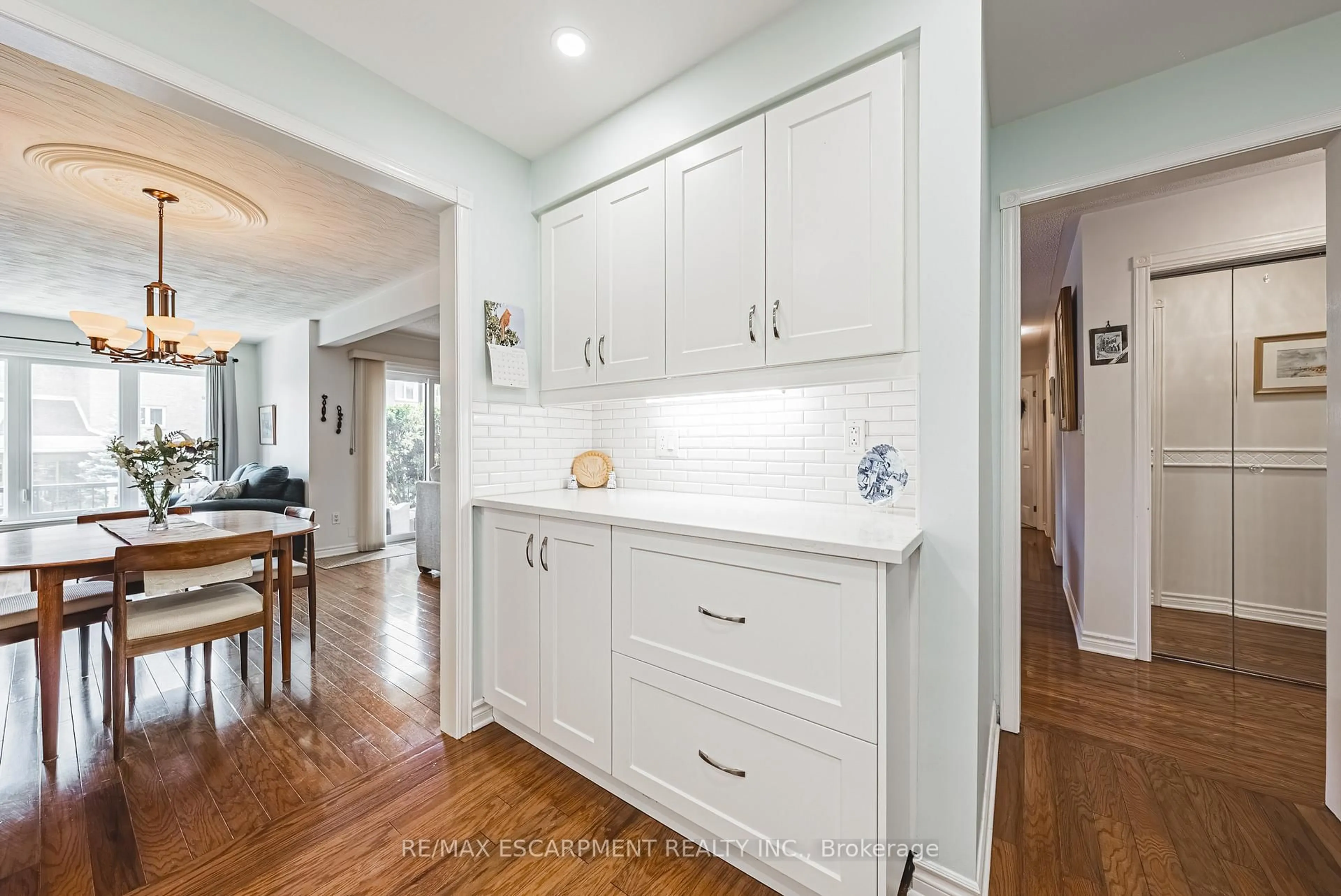 Open concept kitchen, ceramic/tile floor for 3050 Pinemeadow Dr #6, Burlington Ontario L7M 3X5