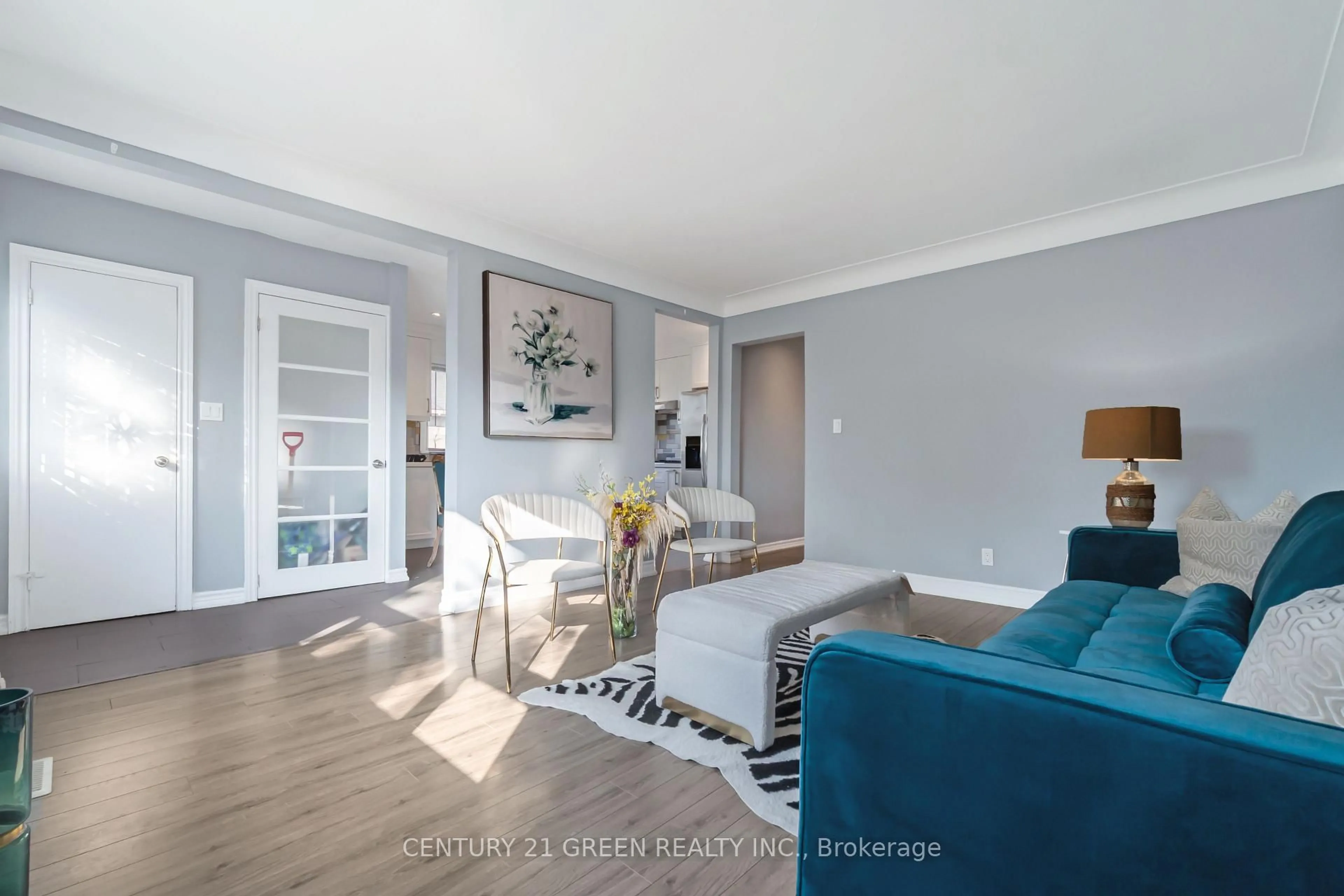 Living room with furniture, unknown for 1303 Bunnell Dr, Burlington Ontario L7P 2E2