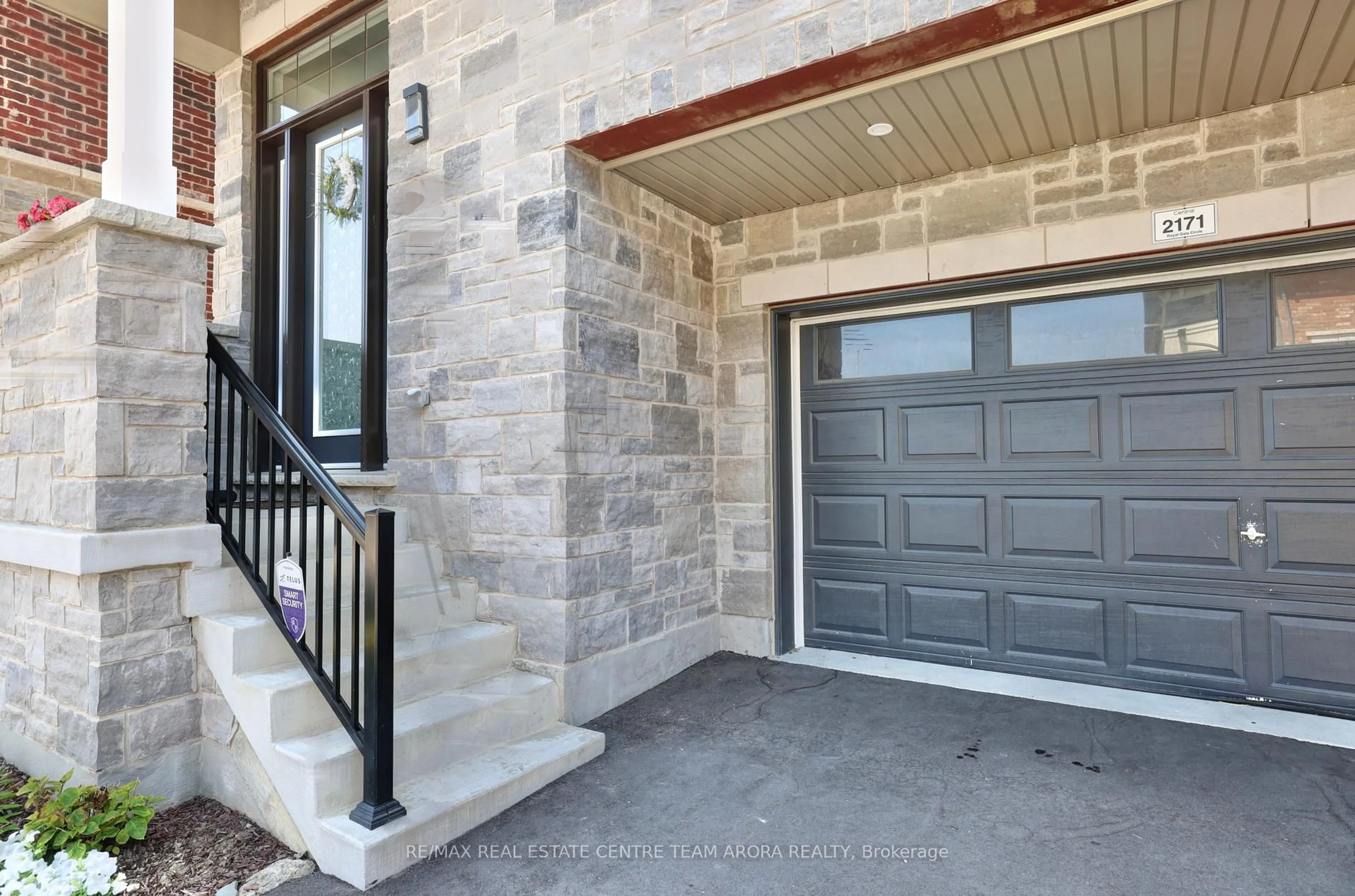 Indoor entryway for 2171 Royal Gala Circ, Mississauga Ontario L4Y 1H2