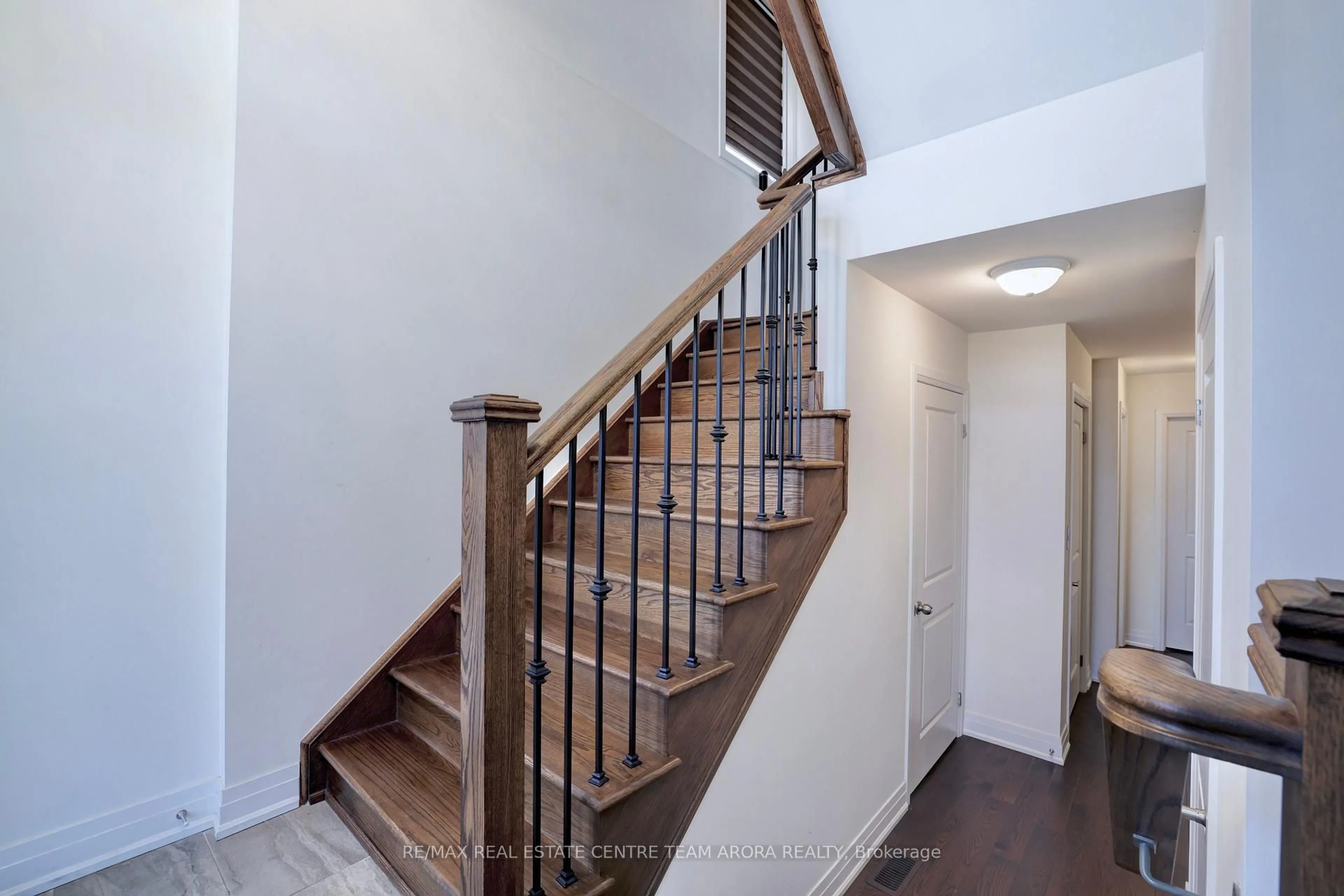 Stairs for 2171 Royal Gala Circ, Mississauga Ontario L4Y 1H2