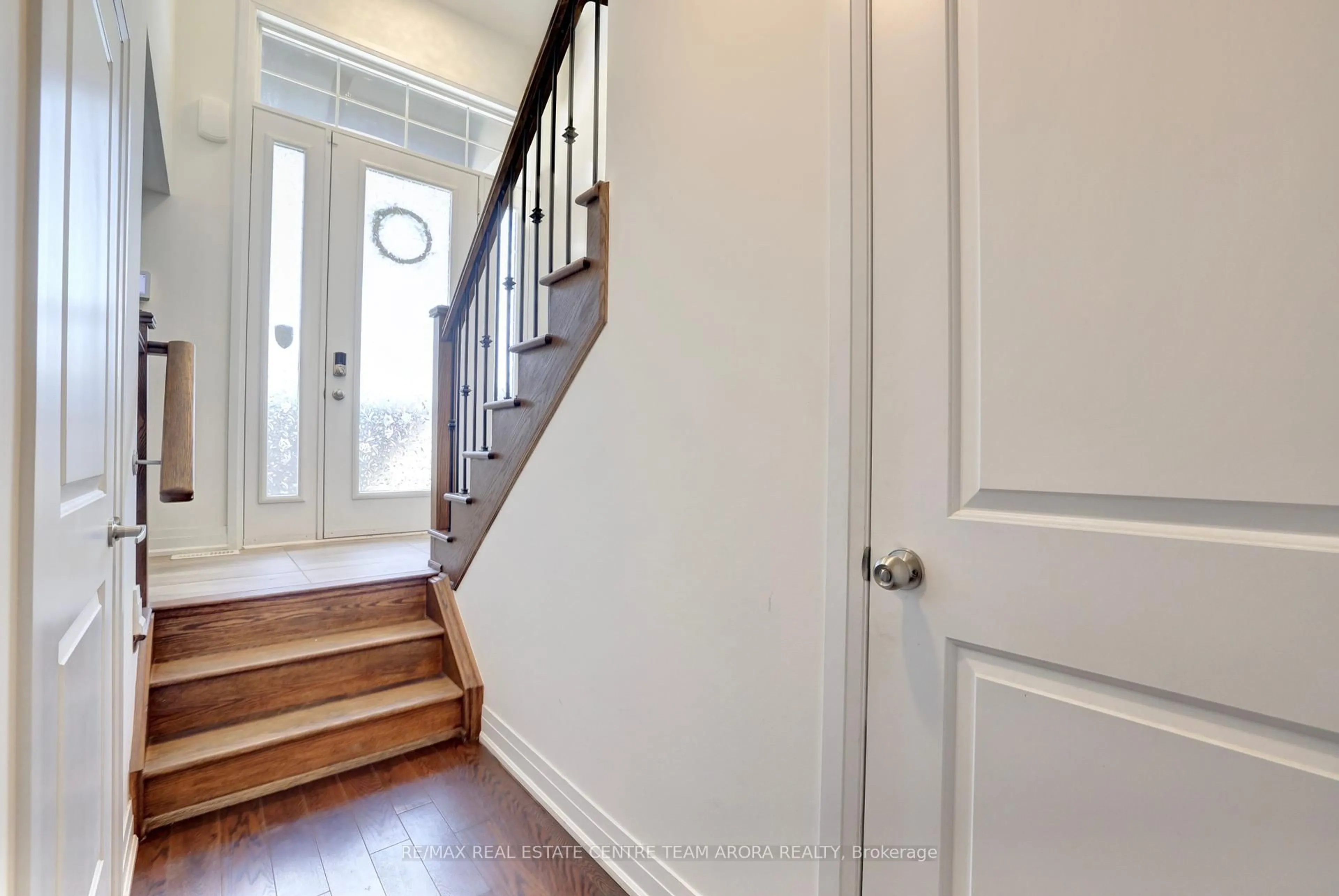 Indoor entryway for 2171 Royal Gala Circ, Mississauga Ontario L4Y 1H2