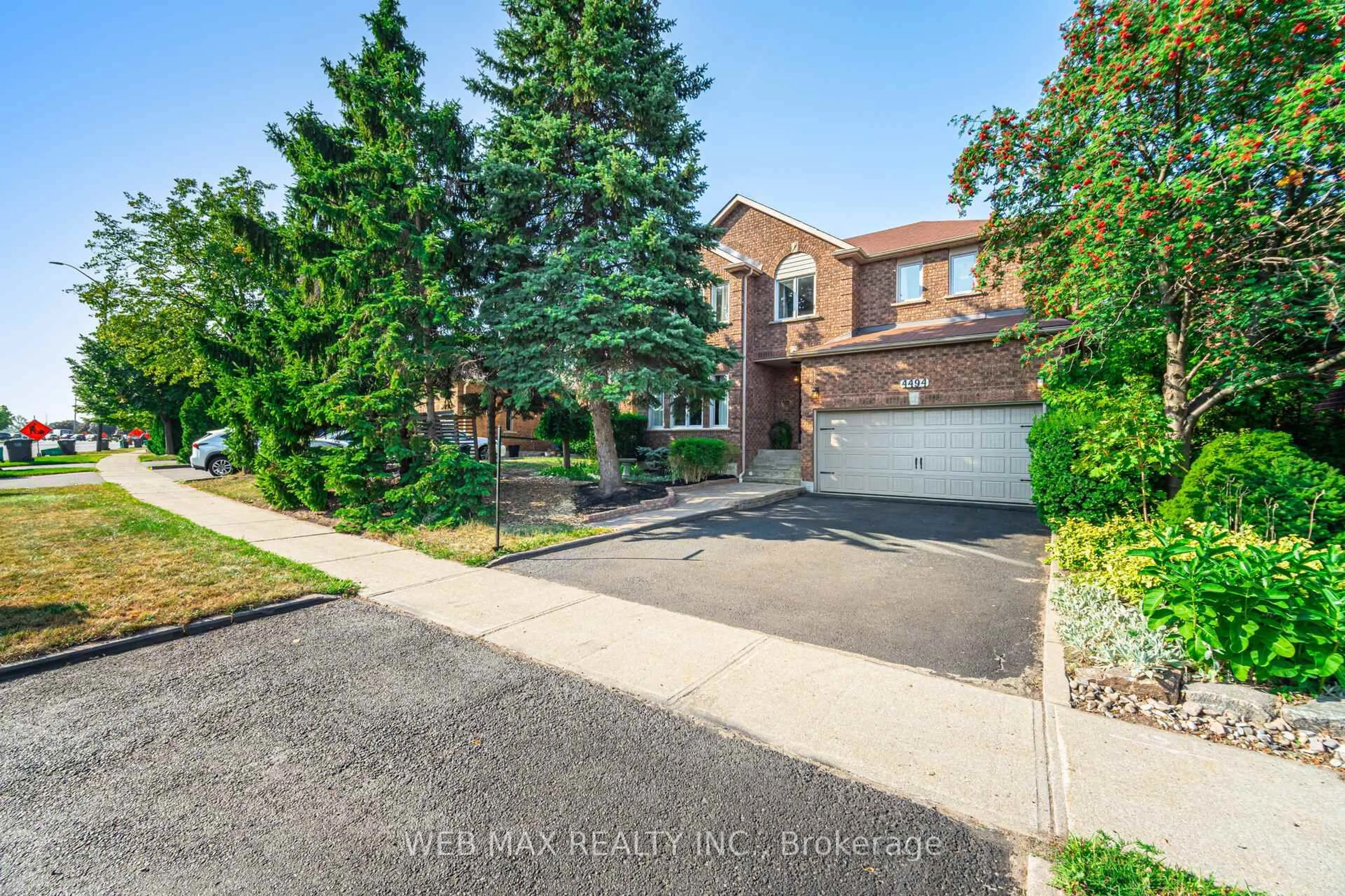 A pic from outside/outdoor area/front of a property/back of a property/a pic from drone, street for 4494 Glen Erin Dr, Mississauga Ontario L5M 4G3