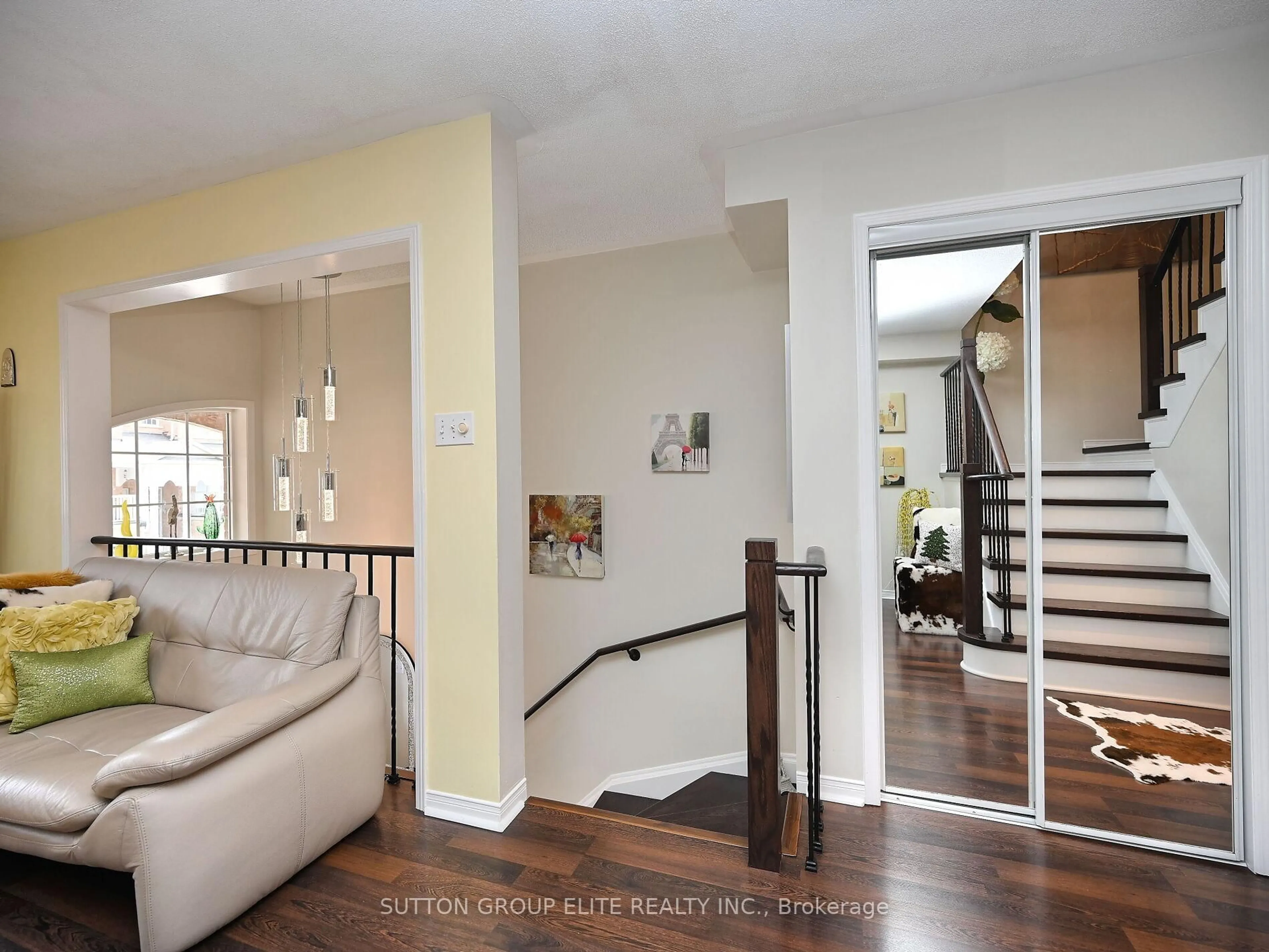 Indoor entryway for 601 Shoreline Dr #48, Mississauga Ontario L5B 4K7