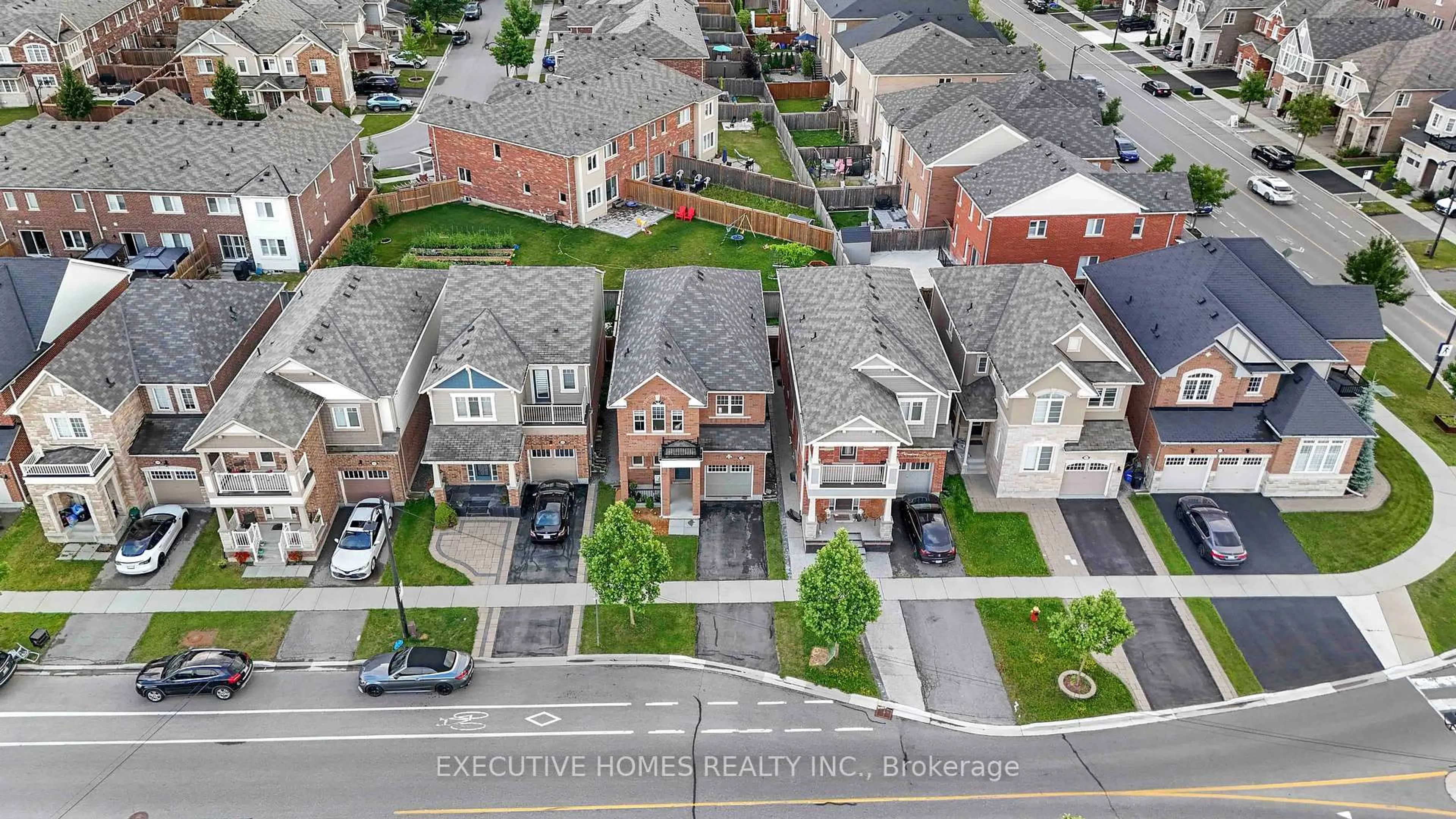 A pic from outside/outdoor area/front of a property/back of a property/a pic from drone, street for 1496 Farmstead Dr, Milton Ontario L9E 0A8
