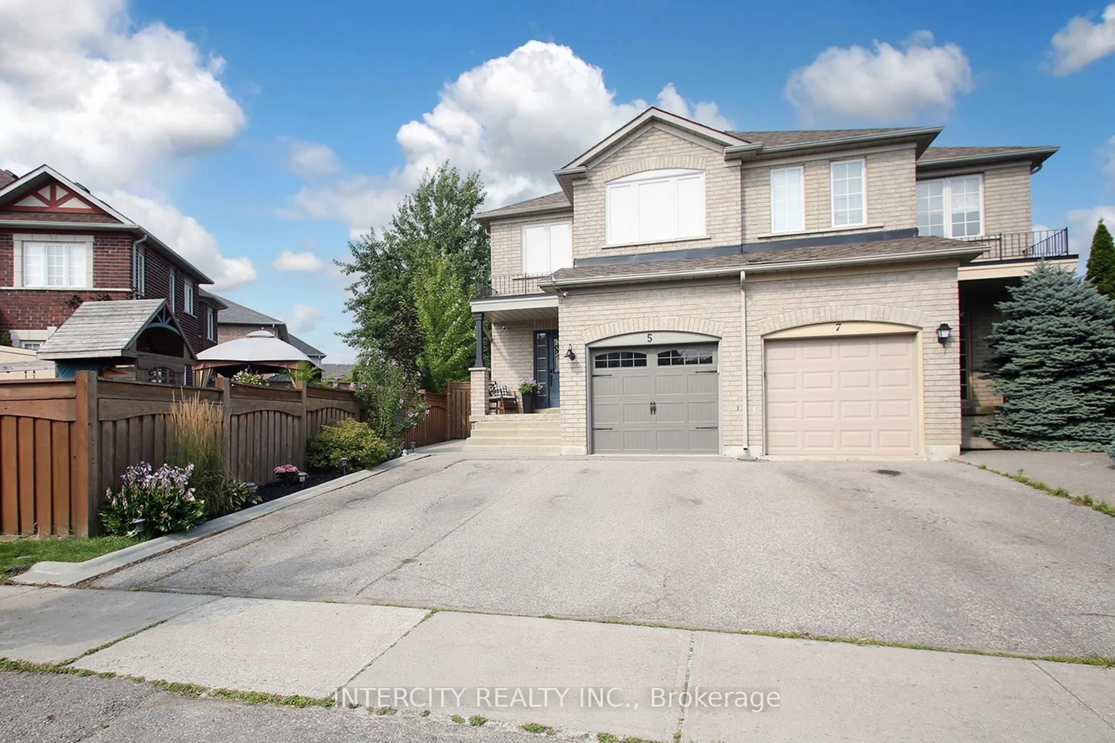 A pic from outside/outdoor area/front of a property/back of a property/a pic from drone, street for 5 Humbershed Cres, Caledon Ontario L7E 2X2
