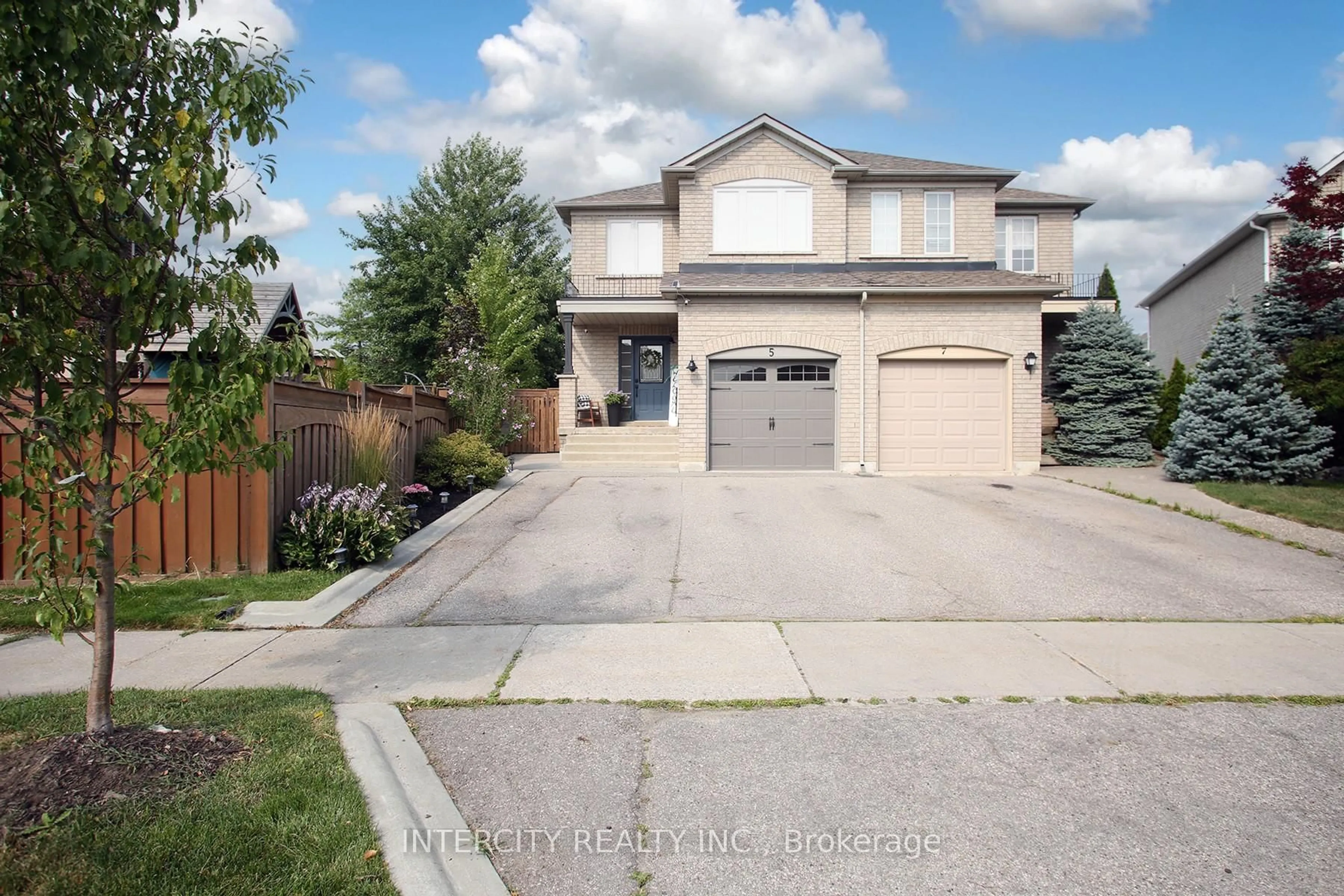 A pic from outside/outdoor area/front of a property/back of a property/a pic from drone, street for 5 Humbershed Cres, Caledon Ontario L7E 2X2
