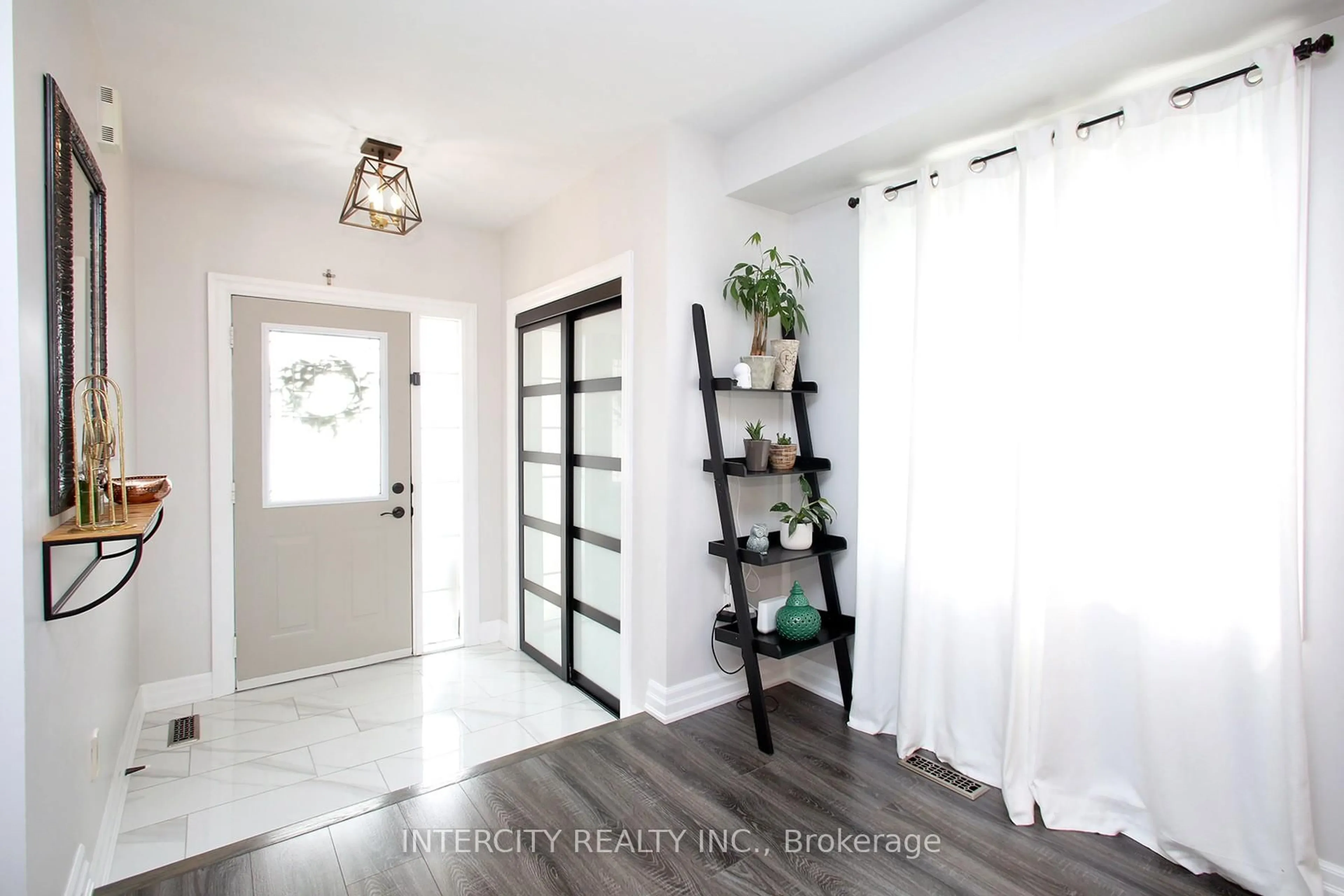 Indoor entryway for 5 Humbershed Cres, Caledon Ontario L7E 2X2