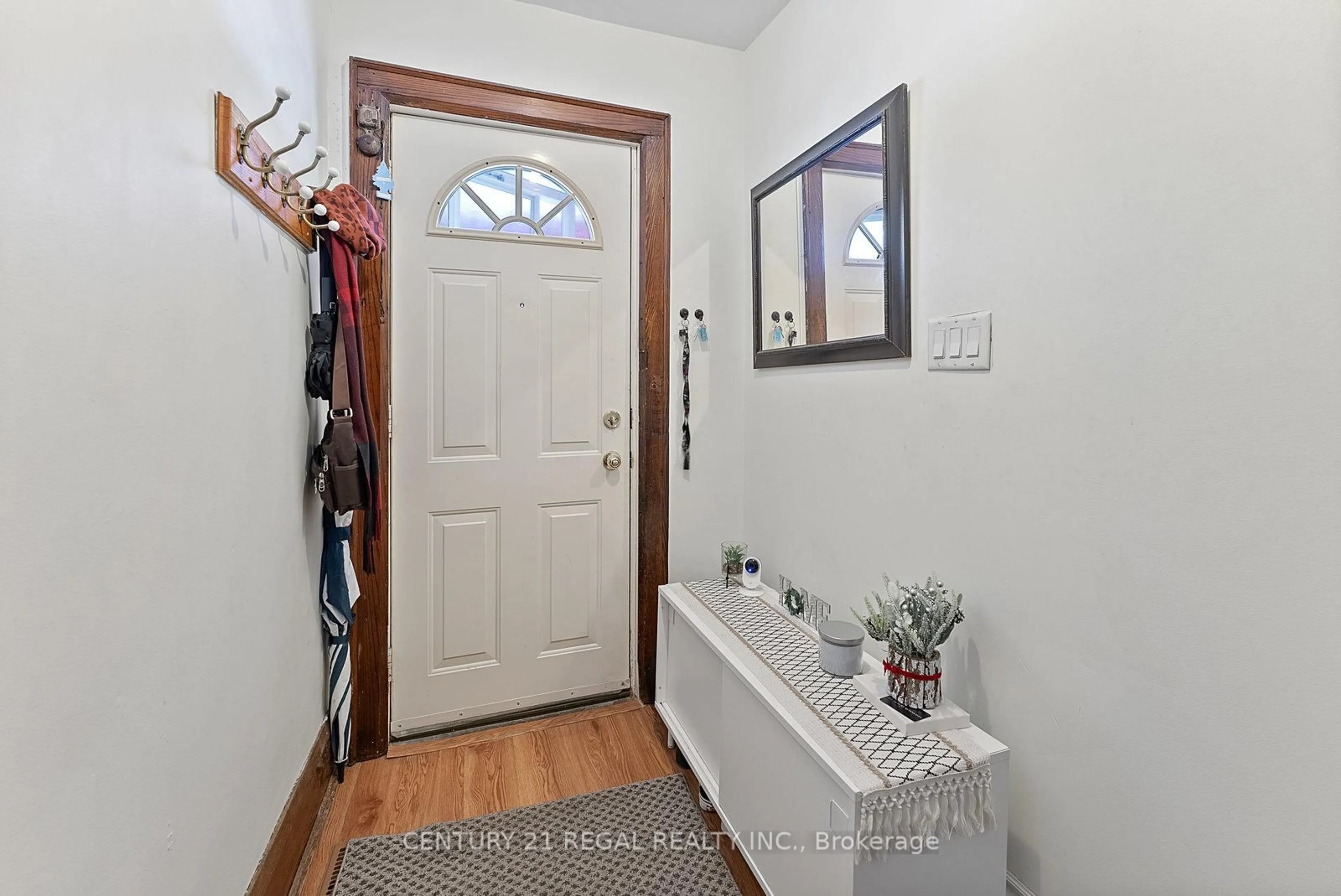 Indoor entryway for 32 Chamberlain Ave, Toronto Ontario M6E 4J8