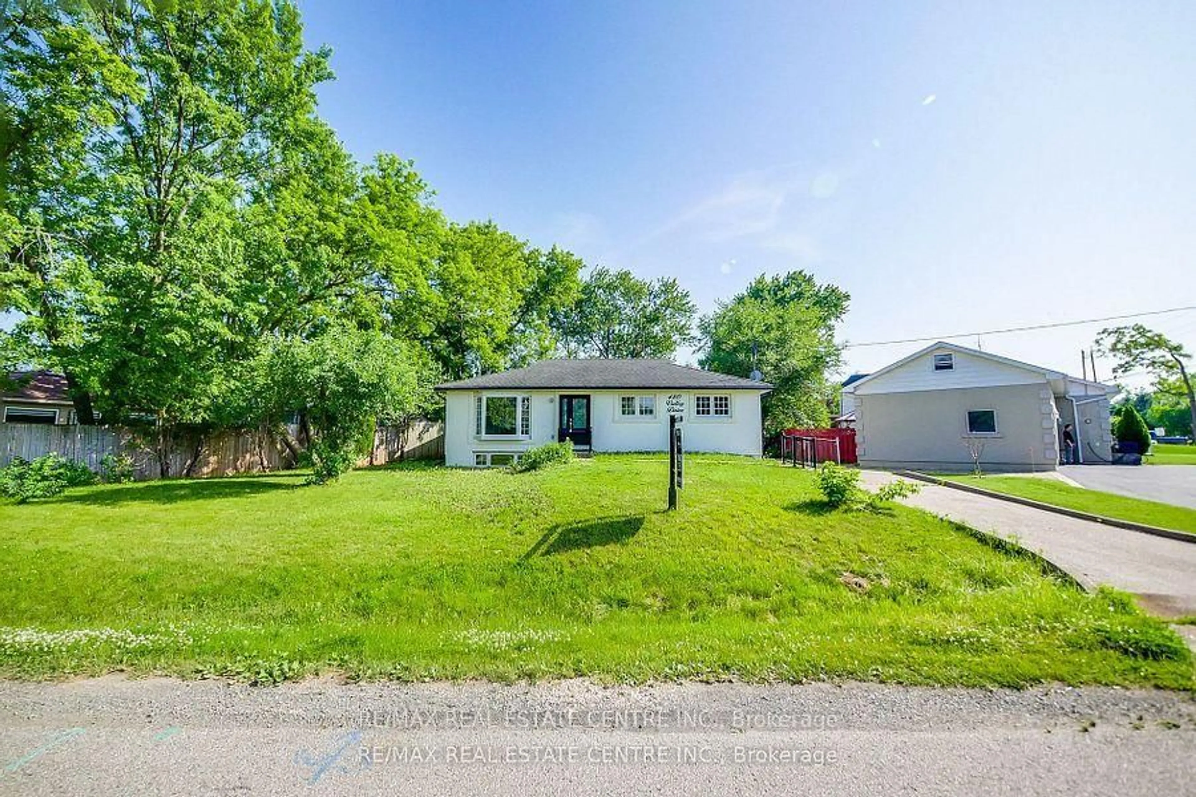 A pic from outside/outdoor area/front of a property/back of a property/a pic from drone, street for 480 Valley Dr, Oakville Ontario L6L 4L8