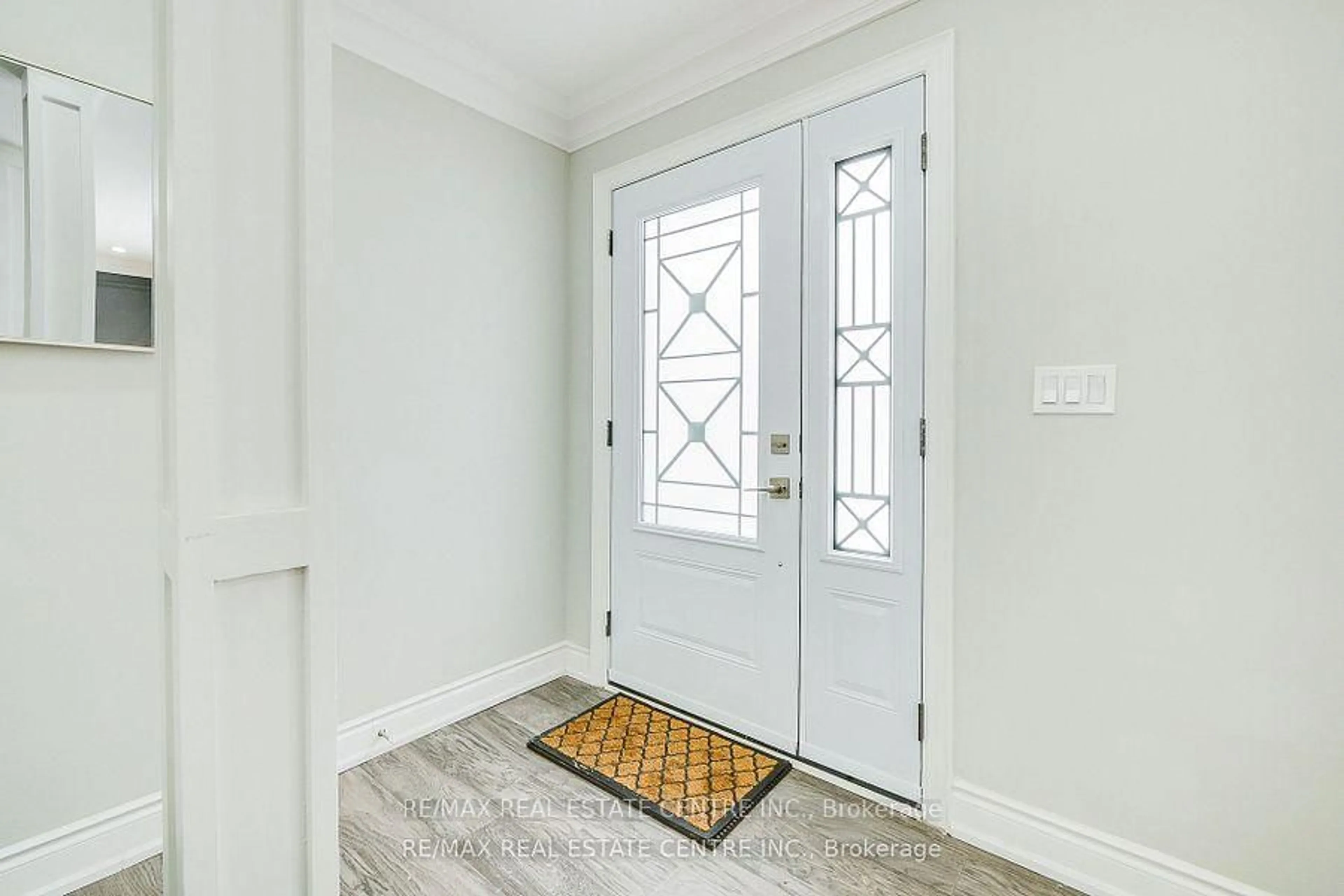 Indoor entryway for 480 Valley Dr, Oakville Ontario L6L 4L8