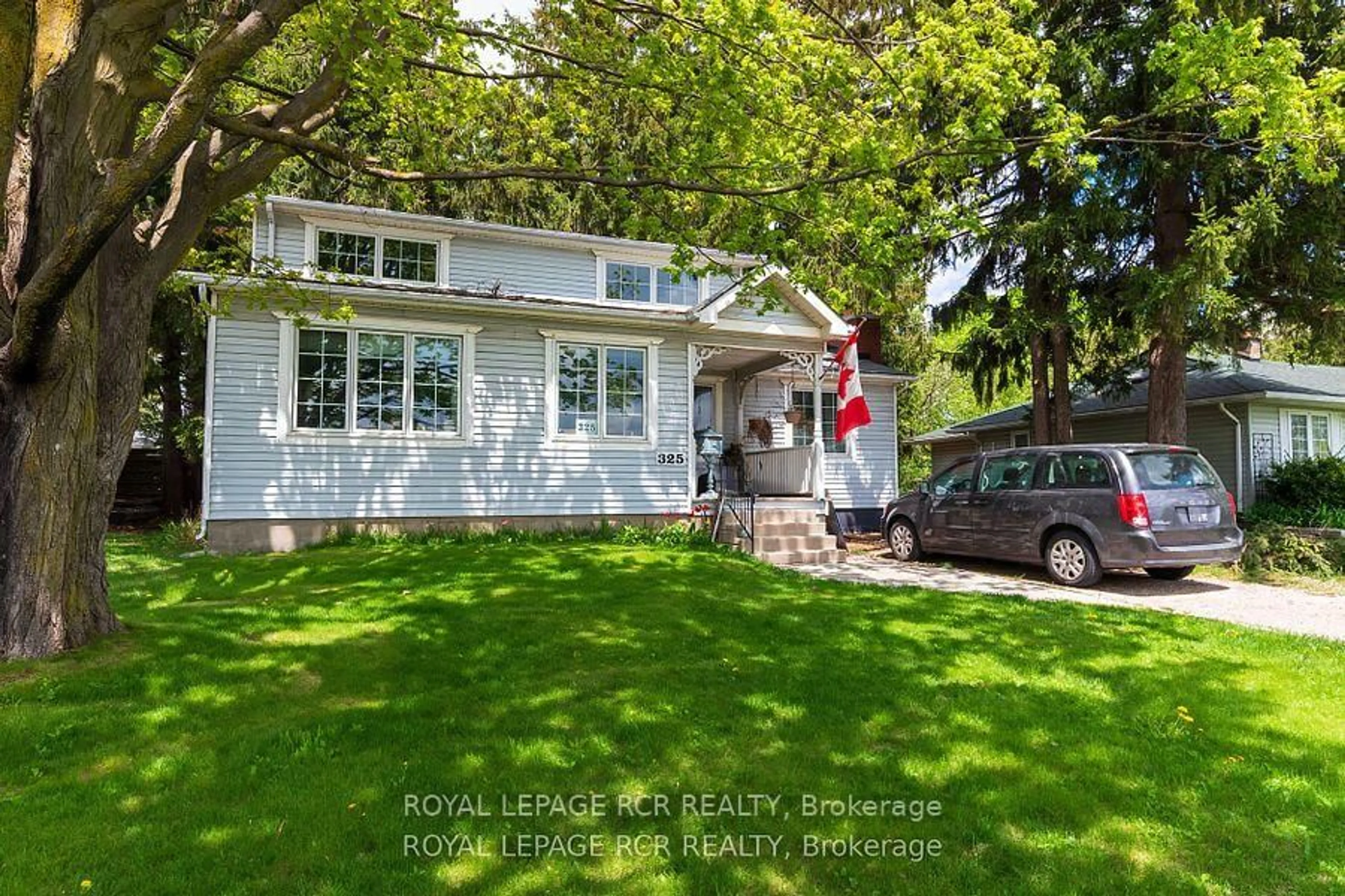 Home with vinyl exterior material, street for 325 Broadway, Orangeville Ontario L9W 1L4
